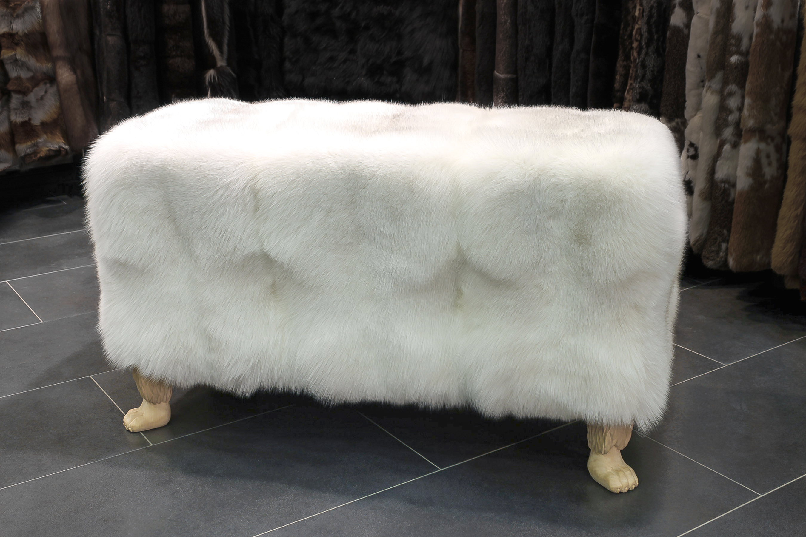 1-1923-Shadow-Fuchs-Bank-L-wen-Holzf-ssenwwVI963TPEi2M Shadow Fox Bench with Lion Wood Feet