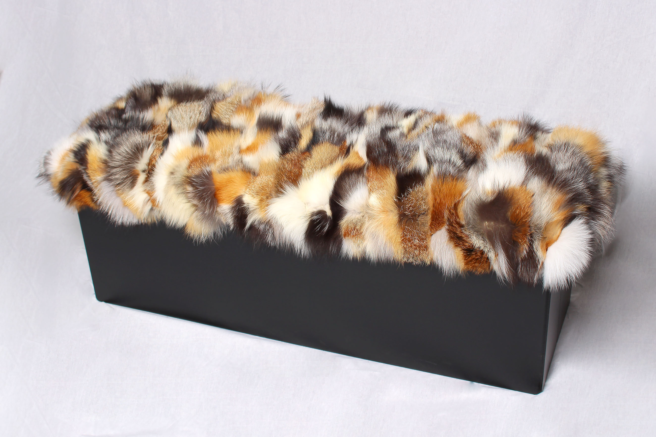 2-3335-Sitzbank-Stauraum-Fuchsfell-bestueckt-Lars-Paustian Genuine Fox Fur Sitting Chair