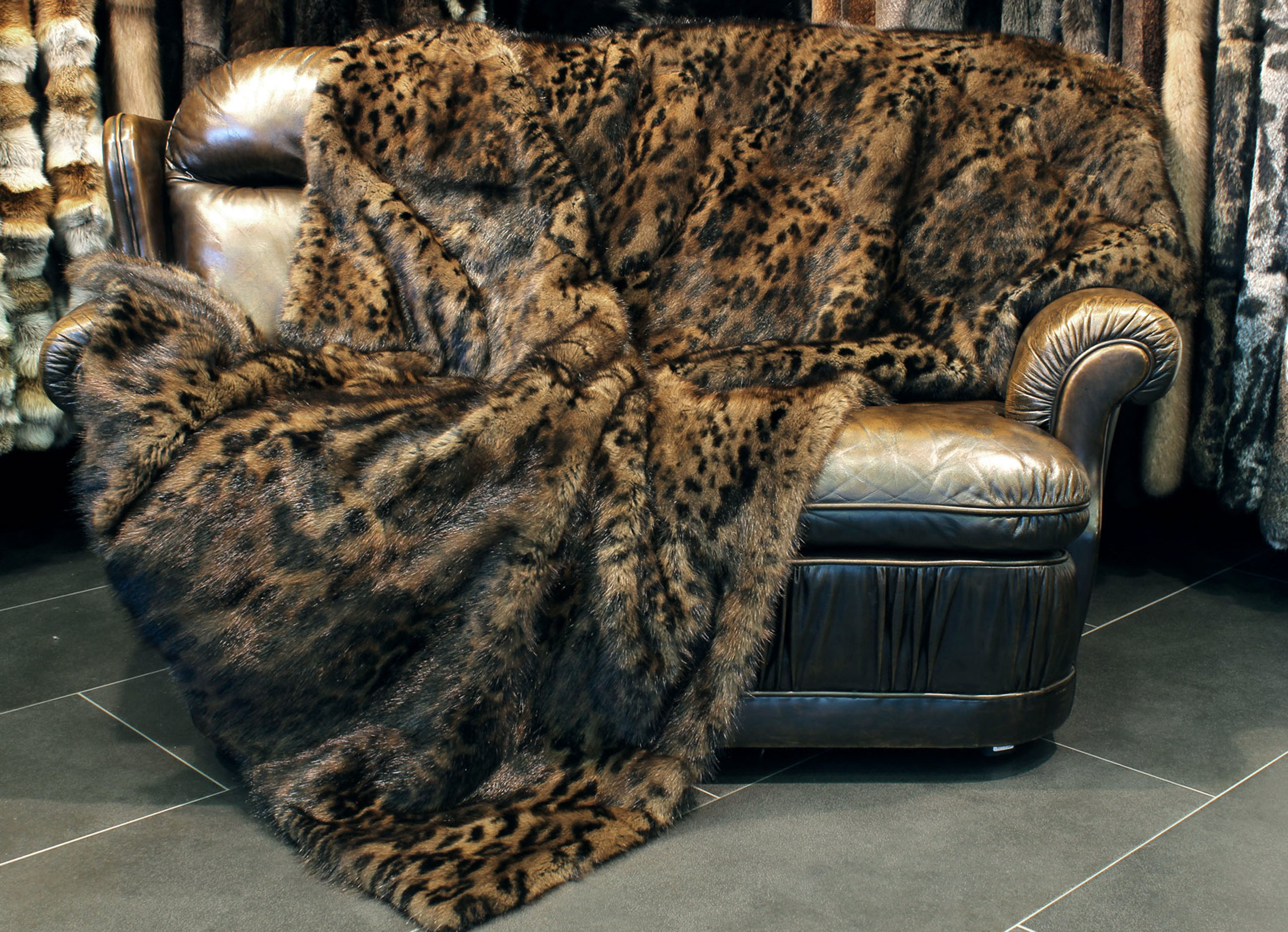 Bisam-Peldecke-Katzenprint-leoprint-4 Musquash Fur Blanket in brown with catprint