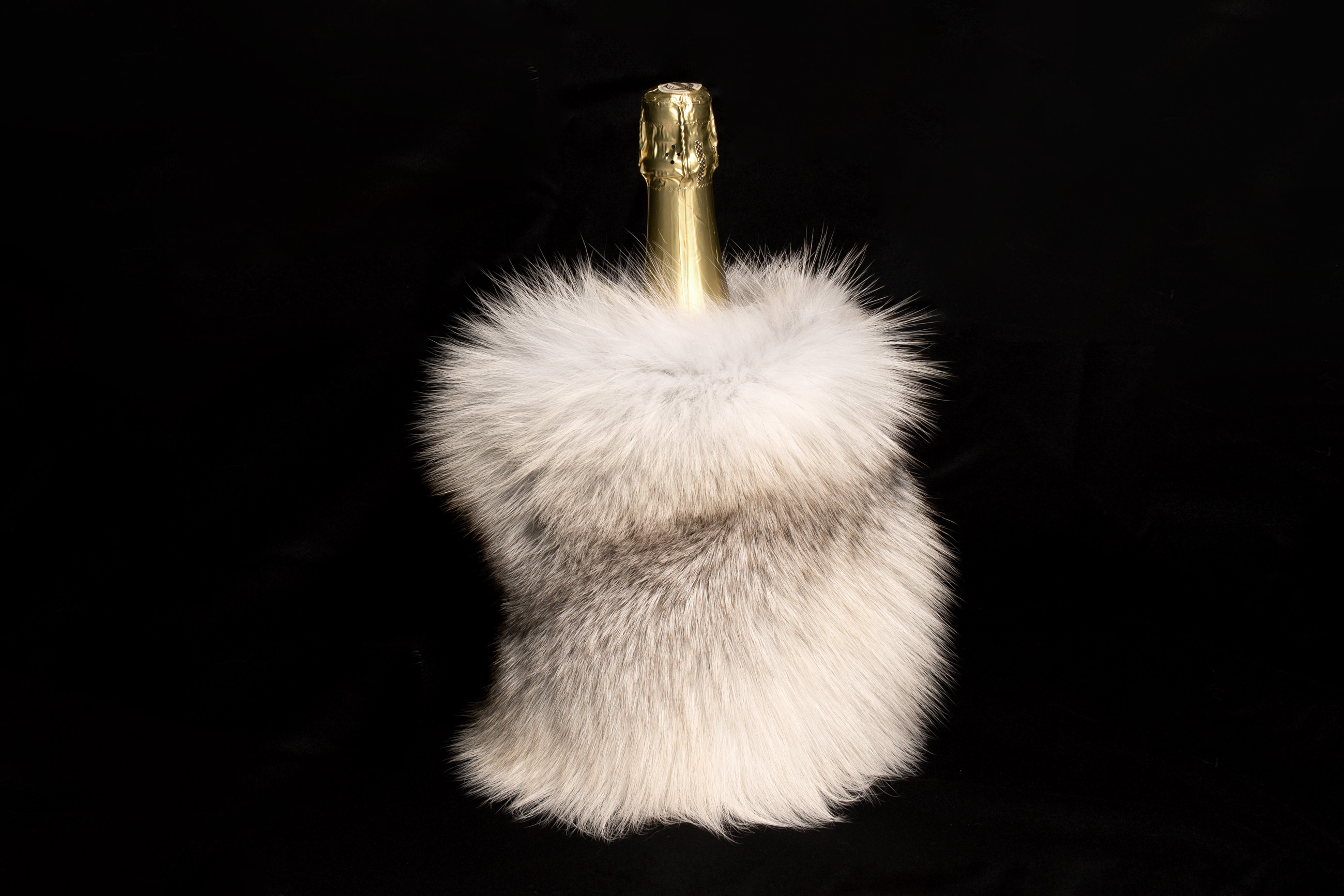 1-7020-Fawnlight-Fuchs-Pelzhusse-Sektk-hler-Lars-Paustian Real Fawnlight Fox Fur Bottle Chiller