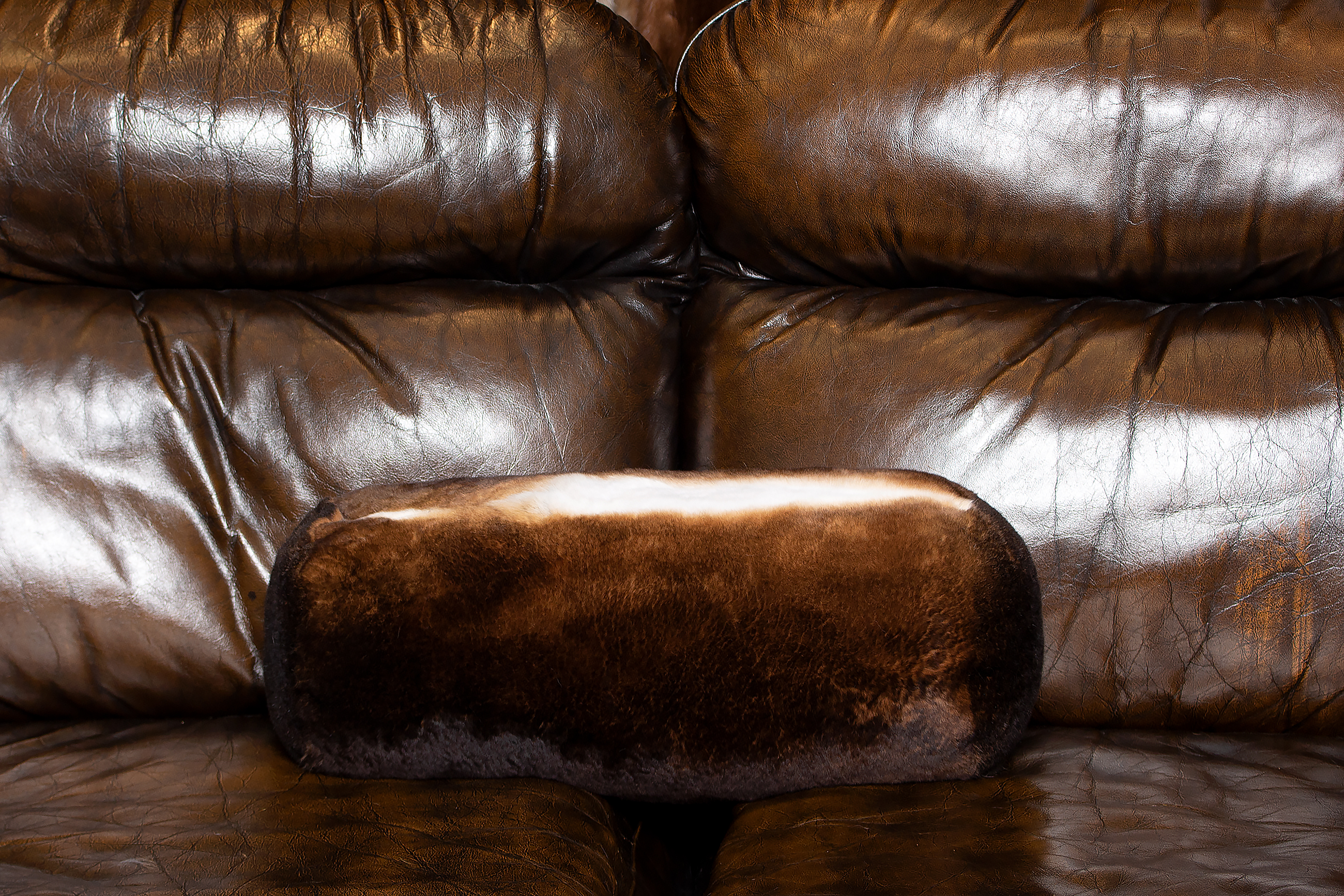 2-2075-Rexkanin-Nackenrolle-aus-echten-Kaninchen-Fellen-Lars-Paustian Fur Bolster made with Genuine Rex Rabbit Fur