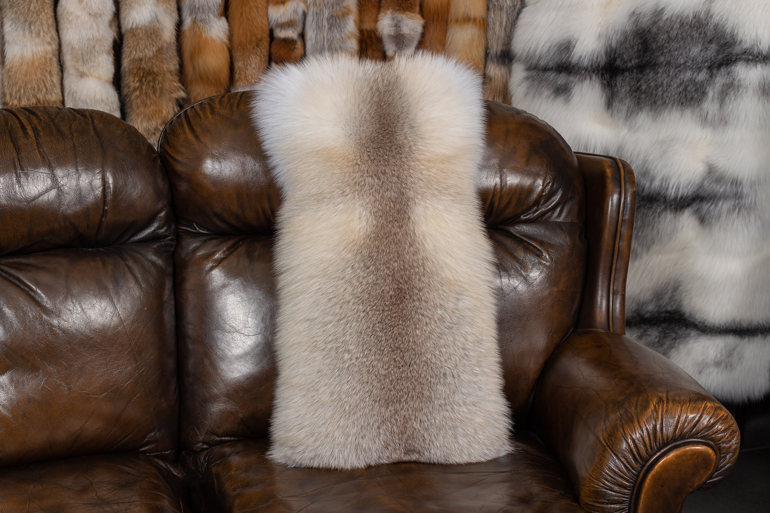 2-3406-Pelzkissen-Fawnlight-Fuchs-Echtpelz-Lars-Paustian Fur Pillow made with Fawnlight Fox