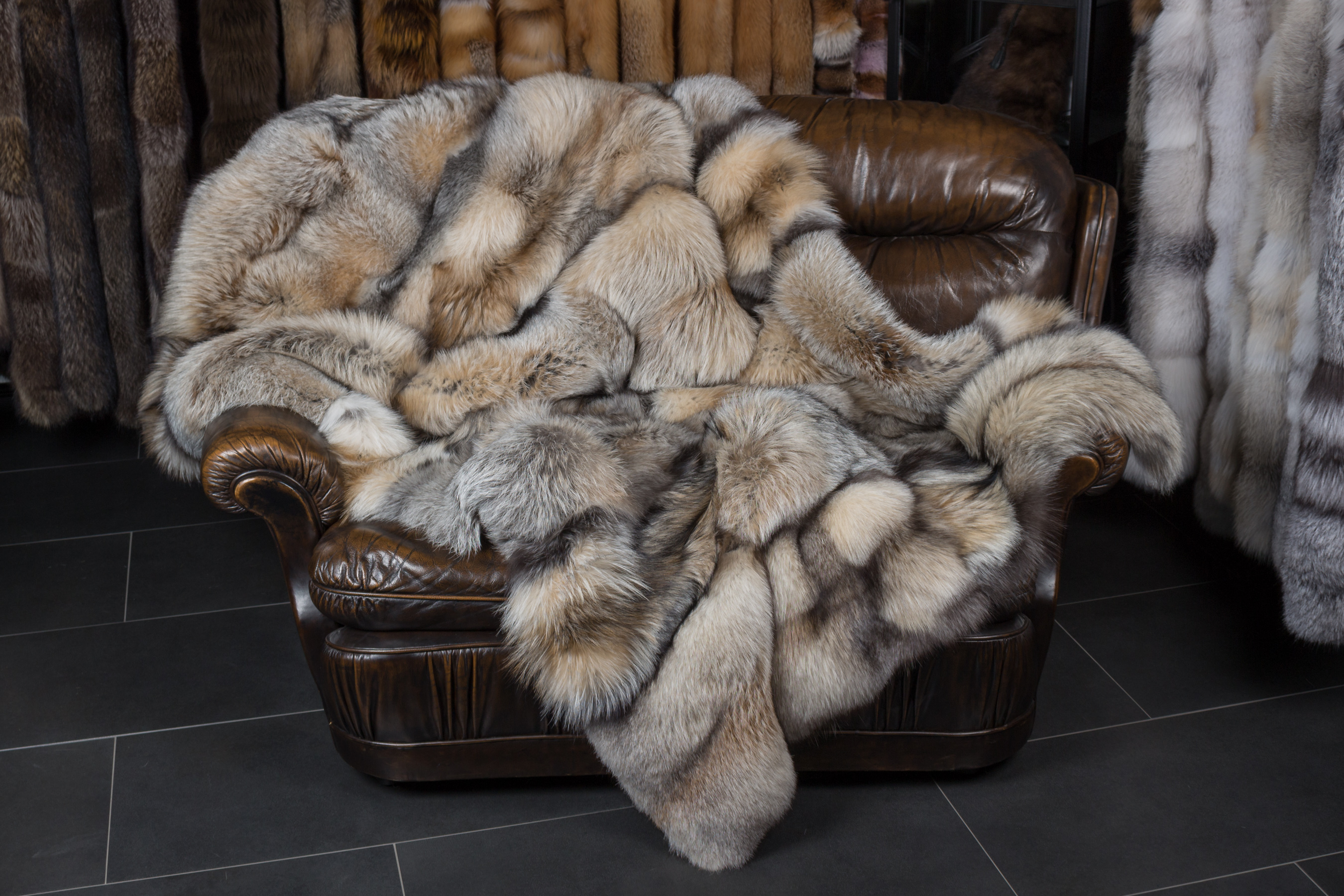 Smokey Fuchs Pelzdecke dunkelbeige (SAGA Fur)
