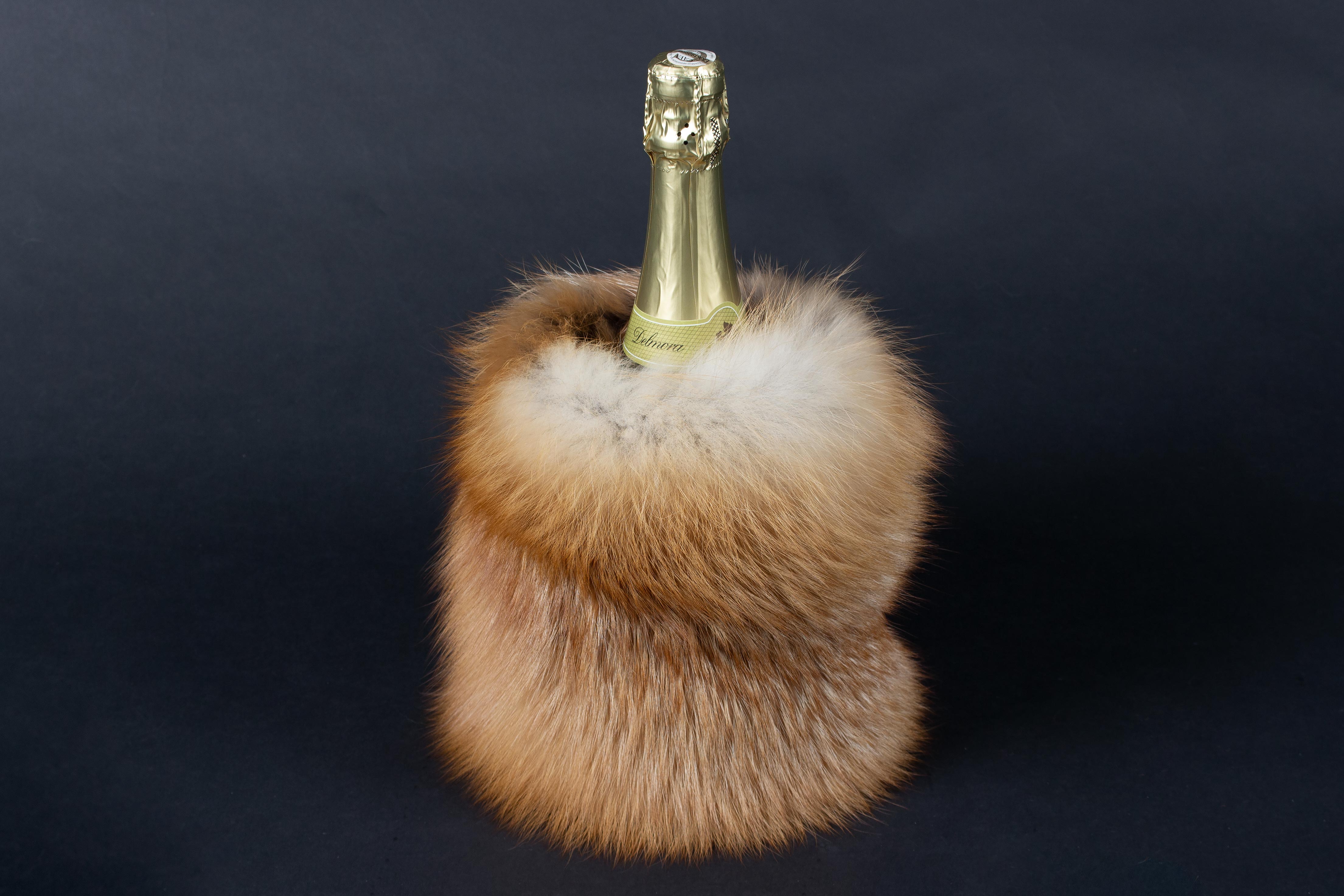 1-7003-Flaschenkuehler-Weinflaschen-kanadischem-Rotfuchs-Lars-Paustian Wine Chiller from Canadian Red Fox Skins