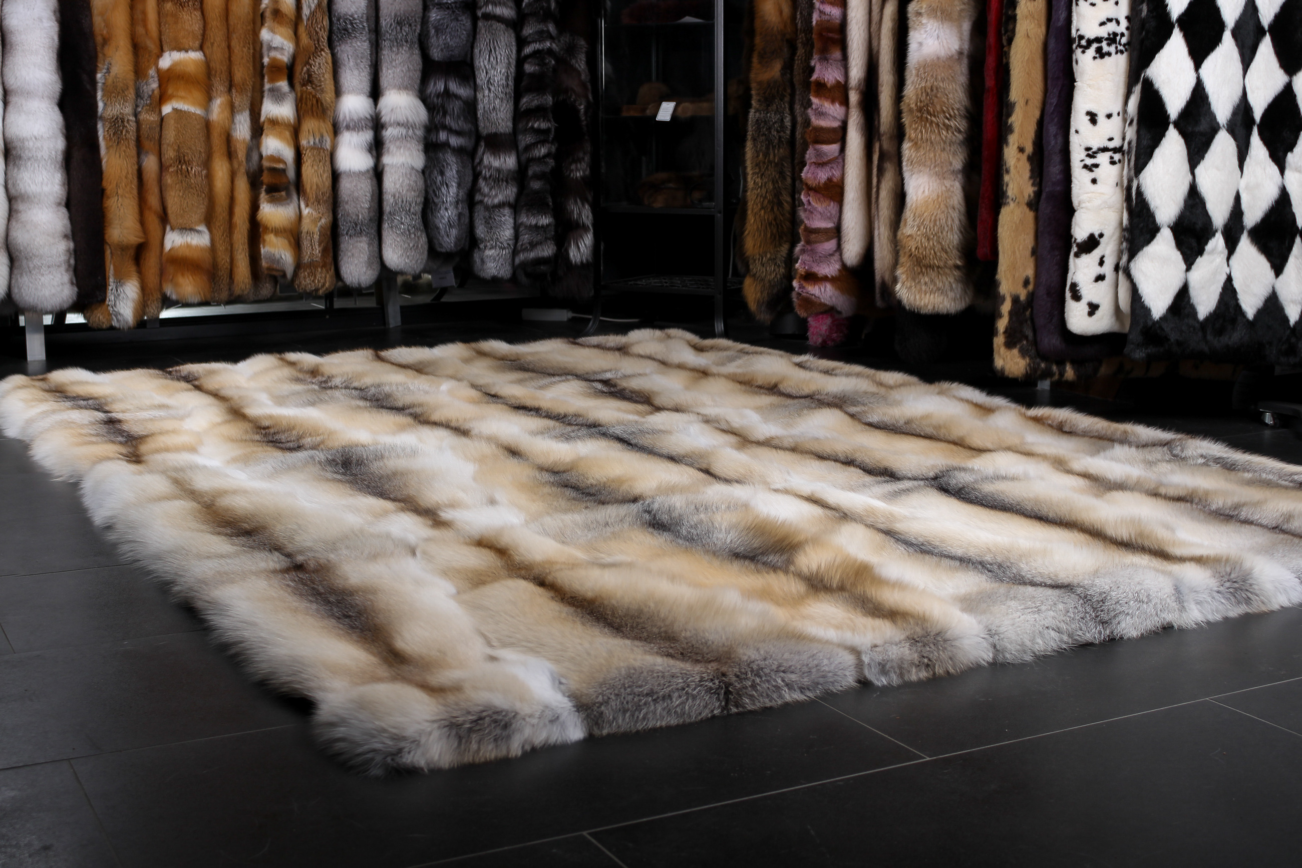 3-2504-Fawnlight-Fuchs-Fellteppich-Lars-Paustian Fawnlight Fur Carpet Natural Colored (SAGA Fur)