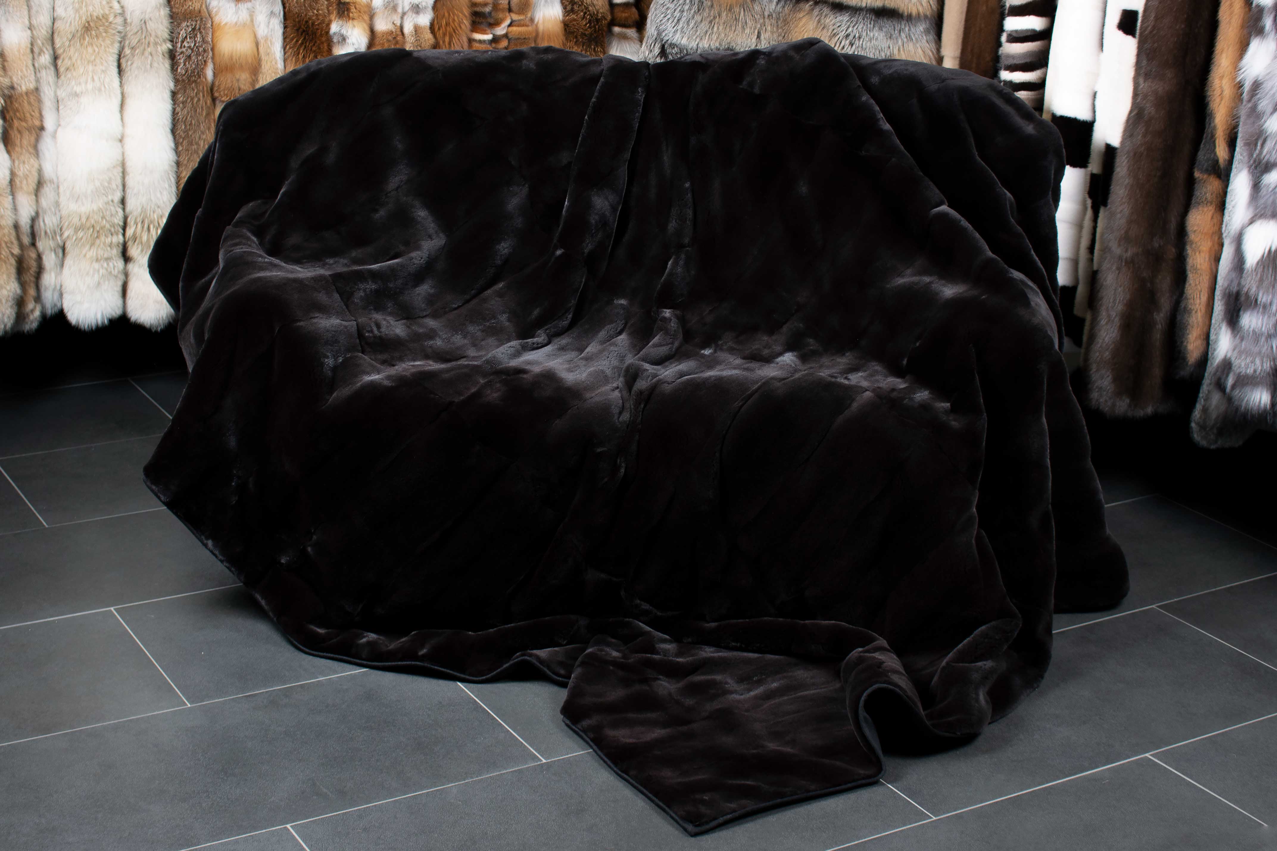 2-1336-Echtpelz-Nerzdecke-gerupfter-Nerz-Lars-Paustian Plucked Mink Fur Blanket