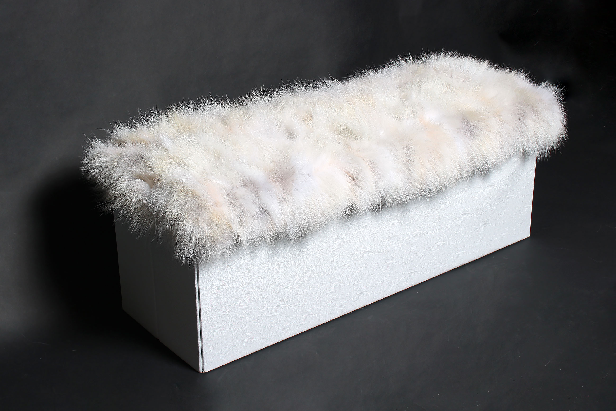 1-2245-Kuschelige-Sitzbank-mit-Kojotenseiten-und-Stauraum-Lars-Paustian Coyote Fur Sitting Cube with Storage Space