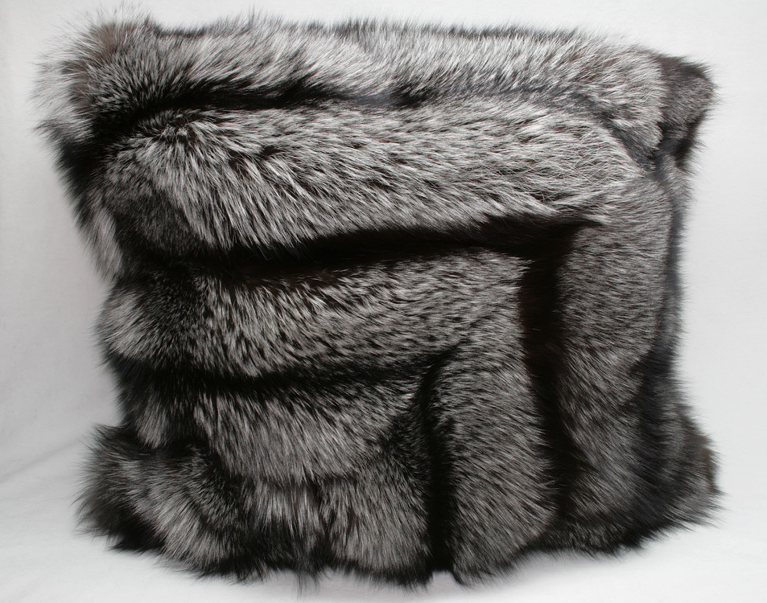 1-135-silberfuchs-design-kissen5757f9239d1e6 Silver fox fur pillow with - SAGA