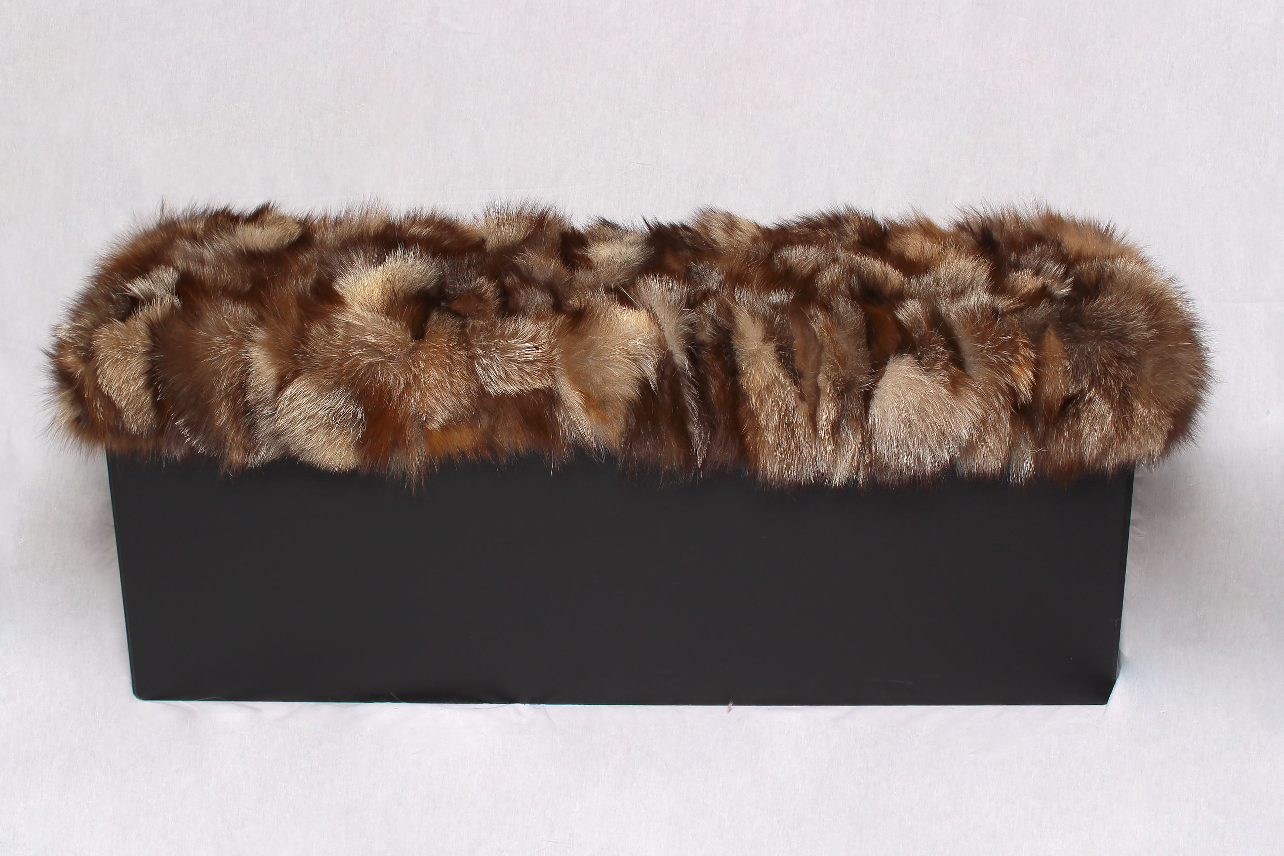 2-3370-Schwarzer-Ottoman-mit-braunen-Silberfuchsseiten-Lars-Paustian Special Sitting Cube with Silver Fox Fur