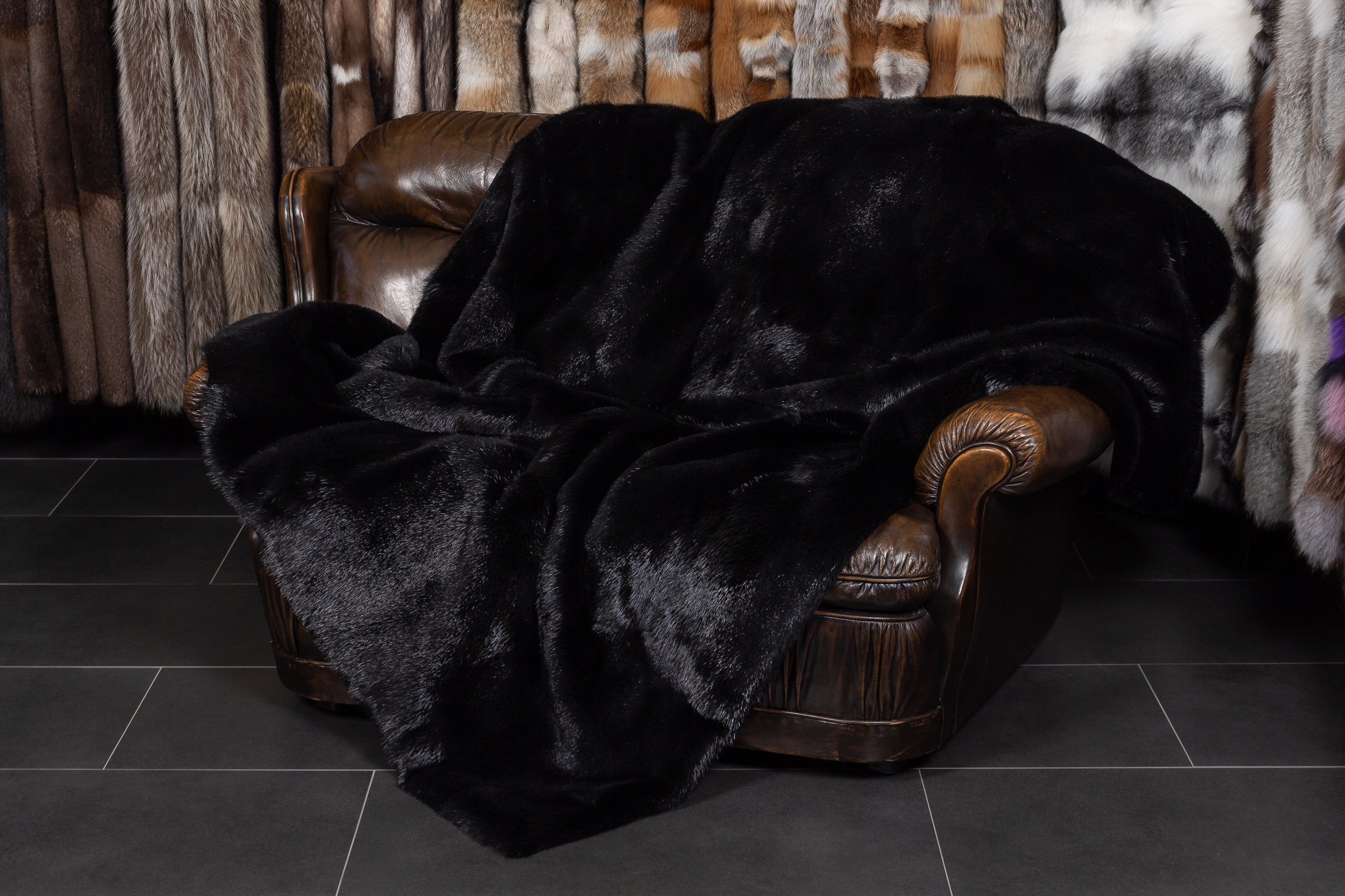 1-4750-Kanadische-Biber-Felldecke-Schwarz-Echtpelz-Decke Canadian Beaver Fur Blanket in black