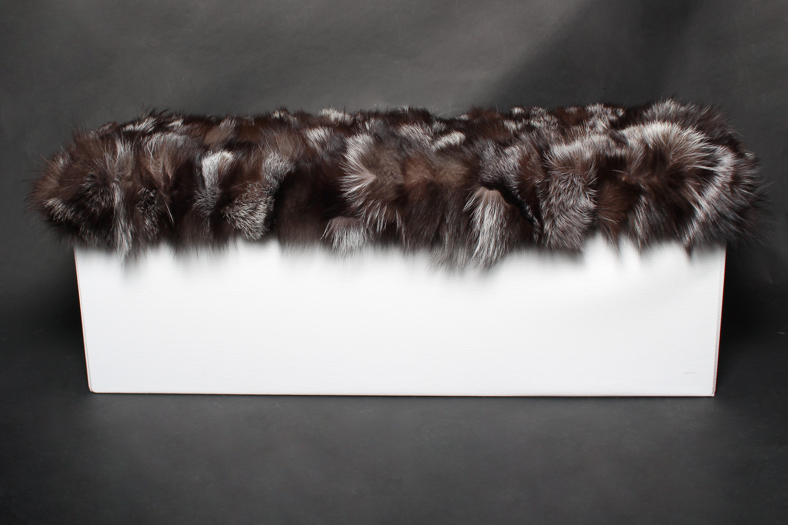 4-3670-Weisser-Ottoman-mit-Silberfuchsstuecken White Ottoman with Silver Fox Fur Sides