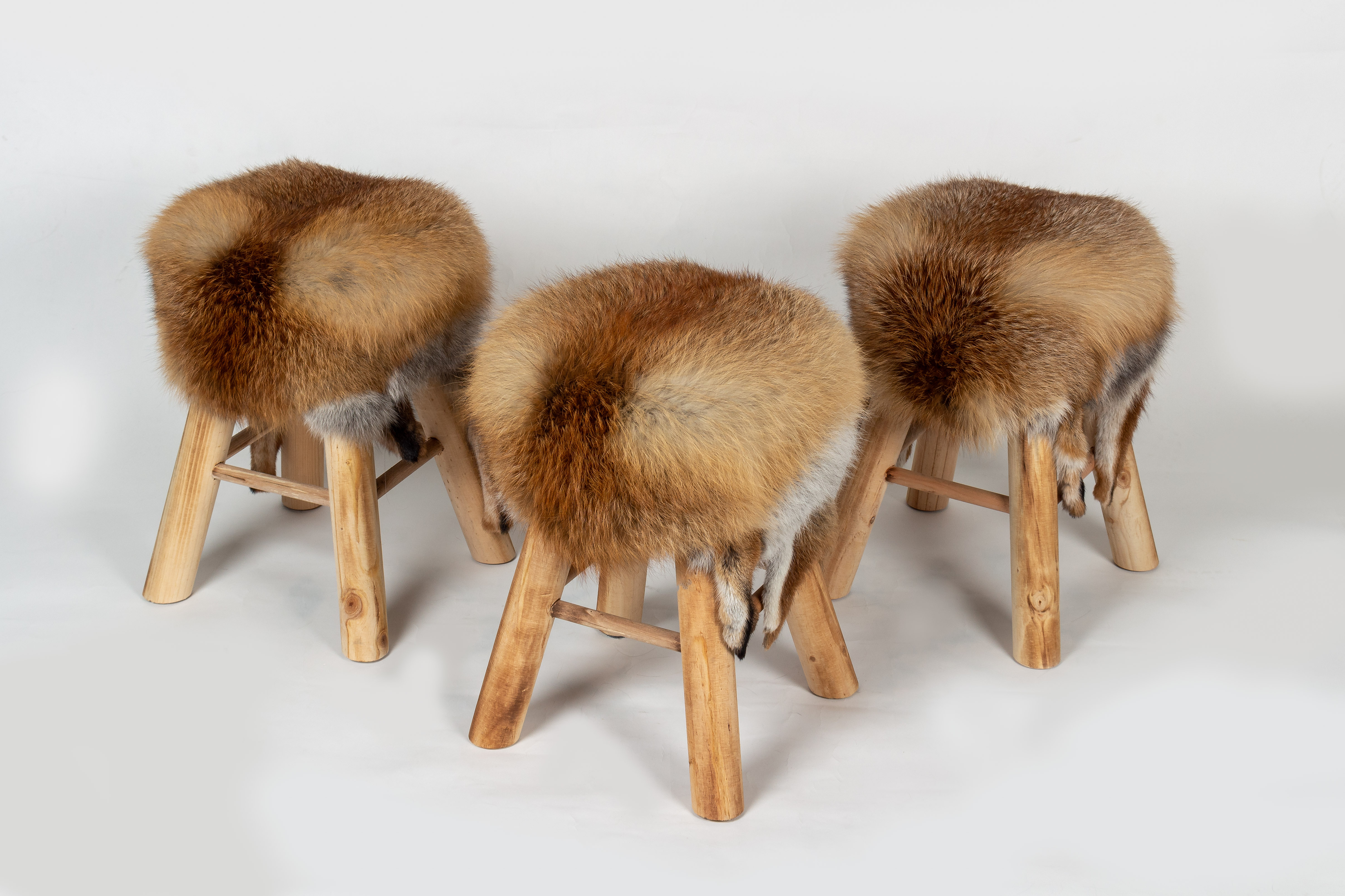 3-9120-Rustikale-Holzhocker-Europ-ischem-Rotfuchs-Fell Rustic Wood Stool with European Red Fox Fur