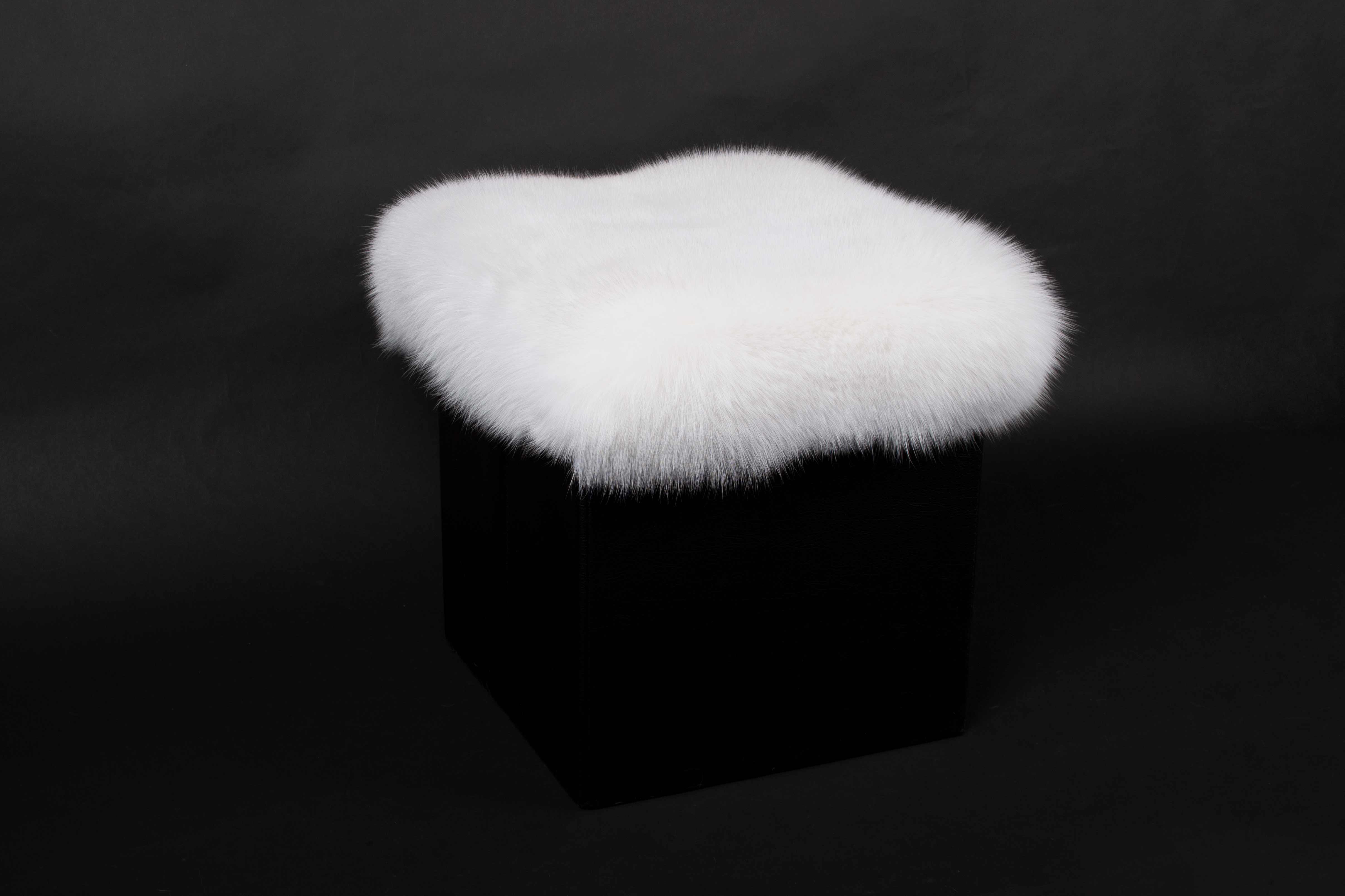 1-4565-Skandinavischer-Shadow-Fuchsfell-Hocker-Echtfell-Lars-Paustian Scandinavian Shadow Fox Foot Stool