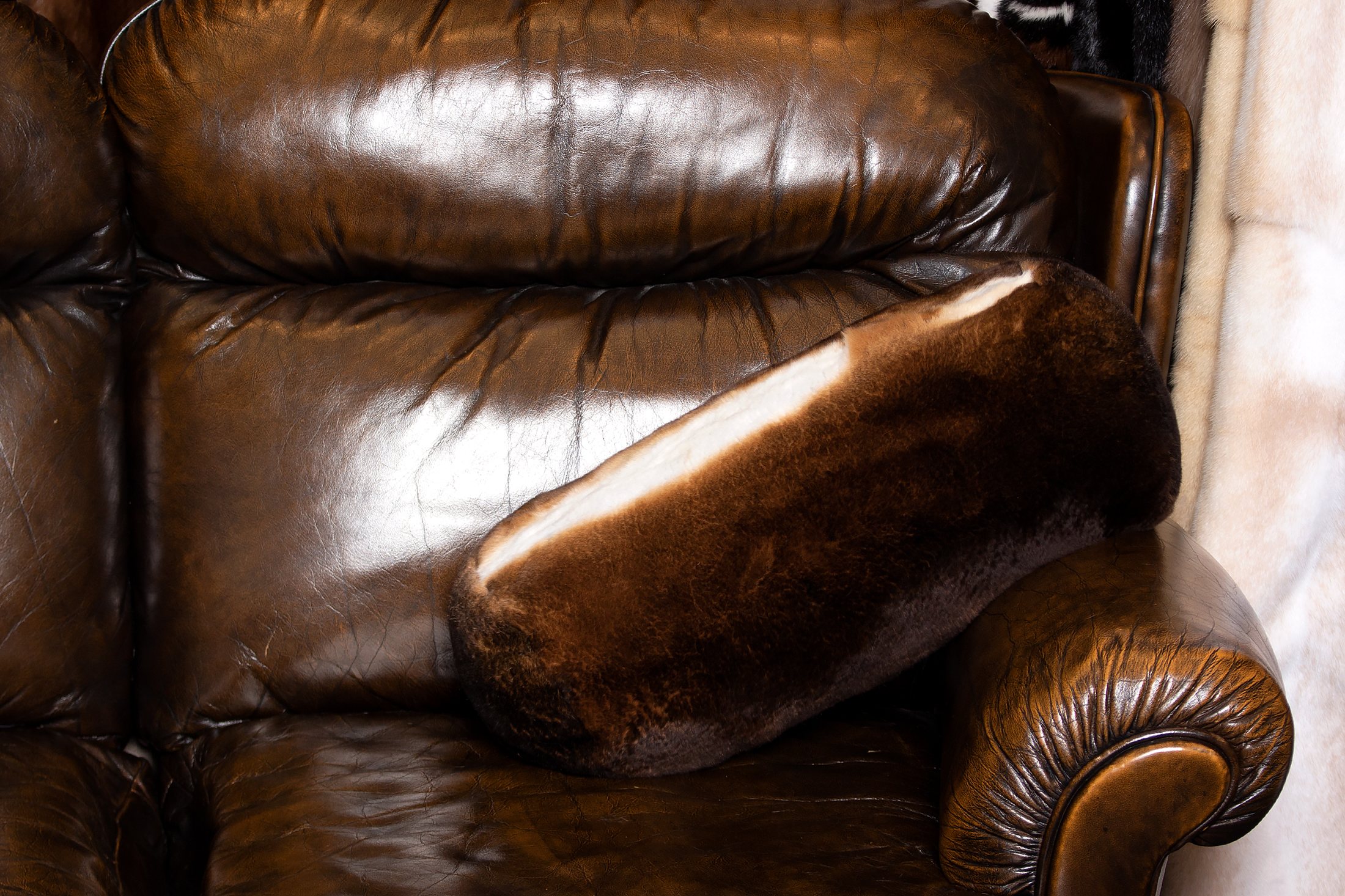 1-2075-Rexkanin-Nackenrolle-aus-echten-Kaninchen-Fellen-Lars-Paustian Fur Bolster made with Genuine Rex Rabbit Fur