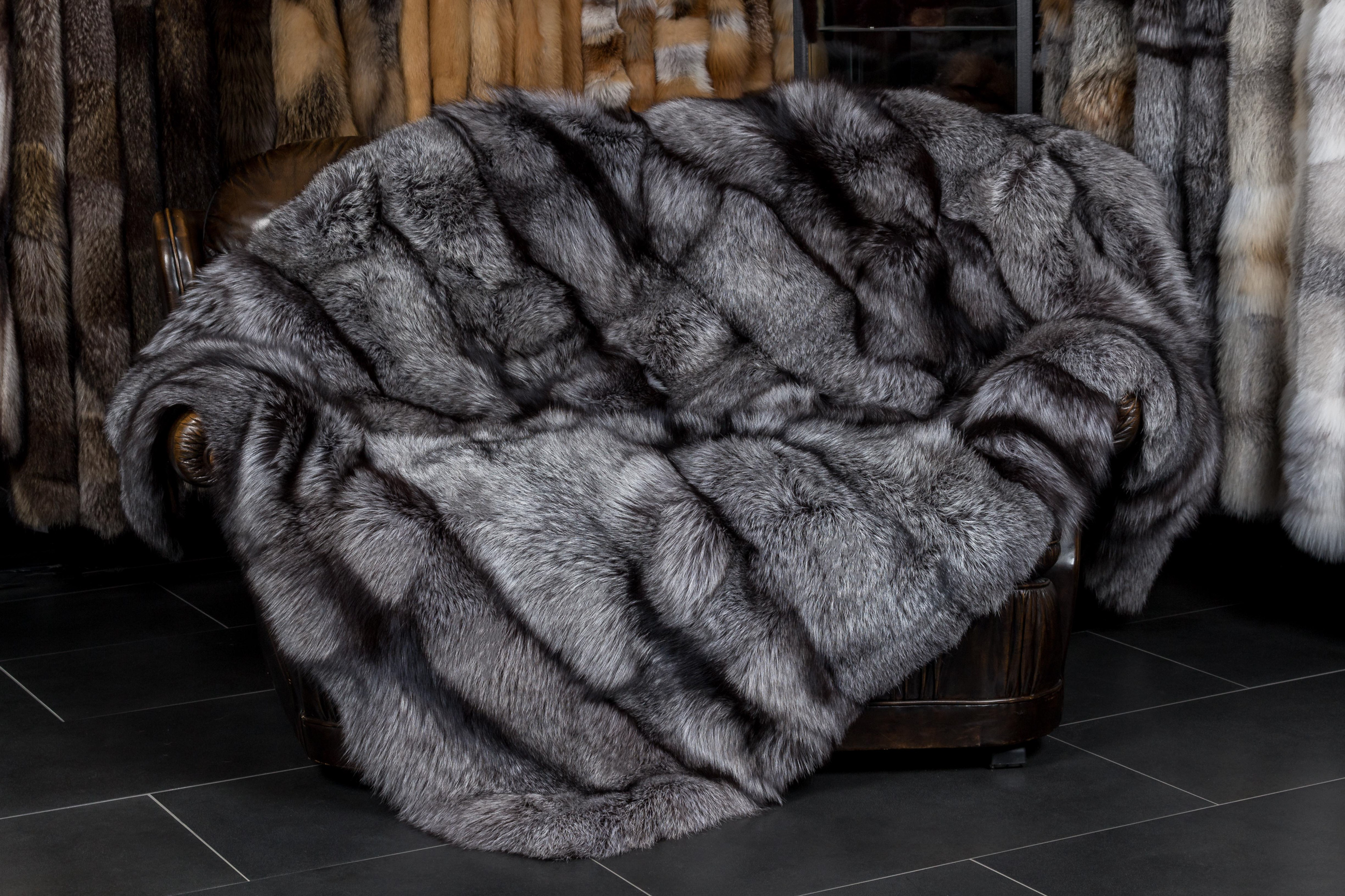 2-915-silberfuchs-pelzdecke SAGA Silver Fox Fur Blanket - natural