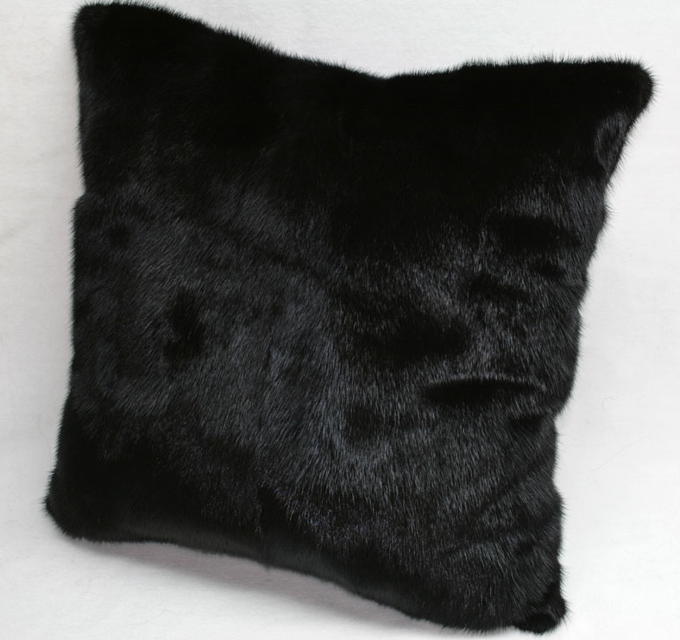3-963-schwarzes-nerzkissen5757fc0fe392a Mink fur pillow - fur on both sides