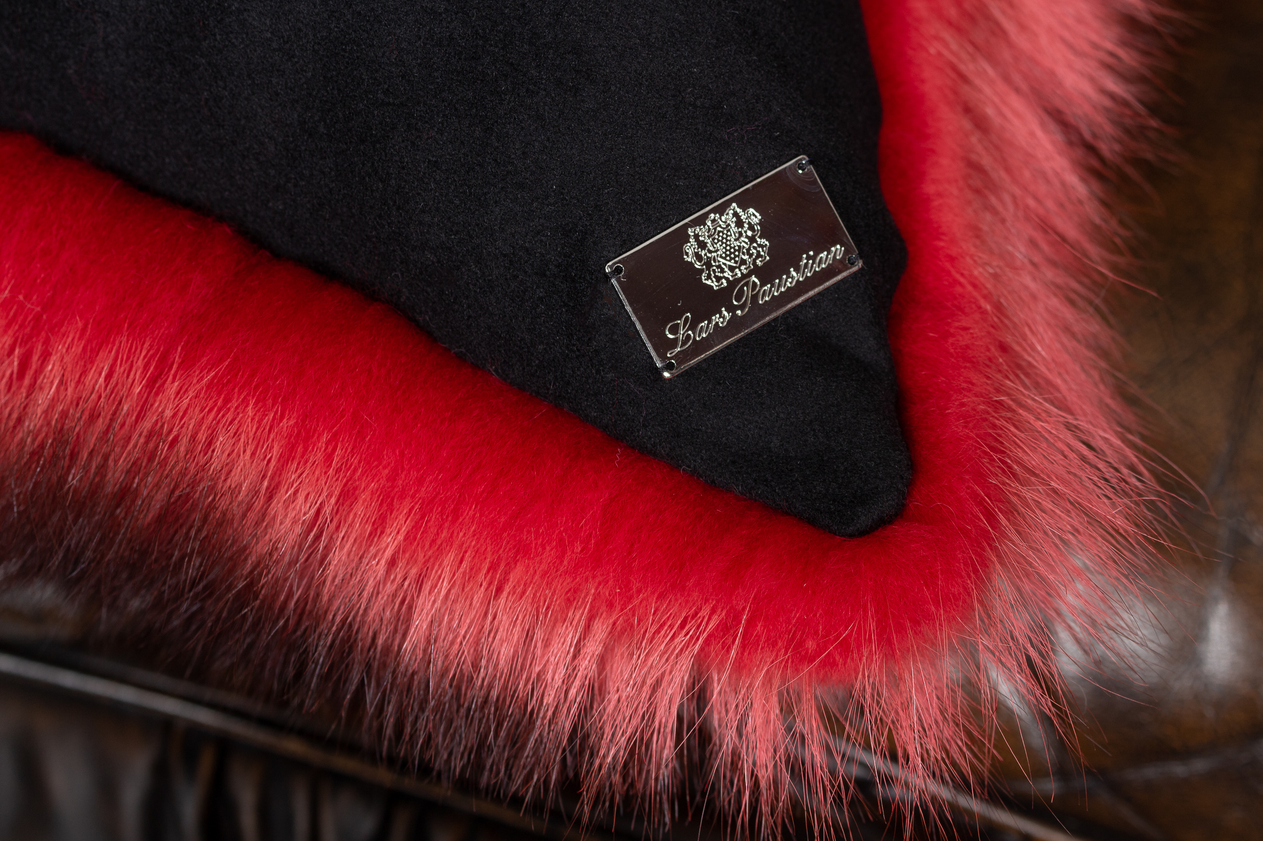 5-3394-Waschbaer-Echtfell-Kissen-Rot-Nachhaltige-Wildware Canadian Raccoon Fur Cushion in Red