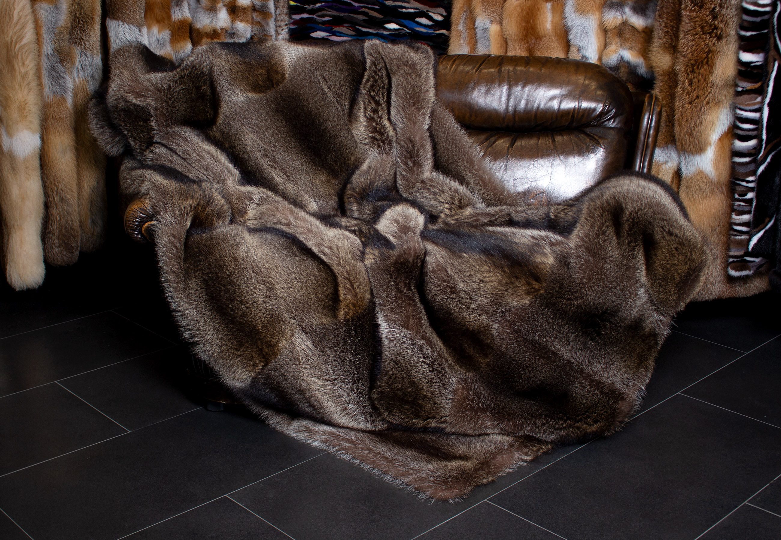 2-378-Pelzdecke-aus-naturfarbenem-Waschbaer-Fur-Harvesters-Lars-Paustian Real Canadian Racoon Fur Blanket - natural coloured