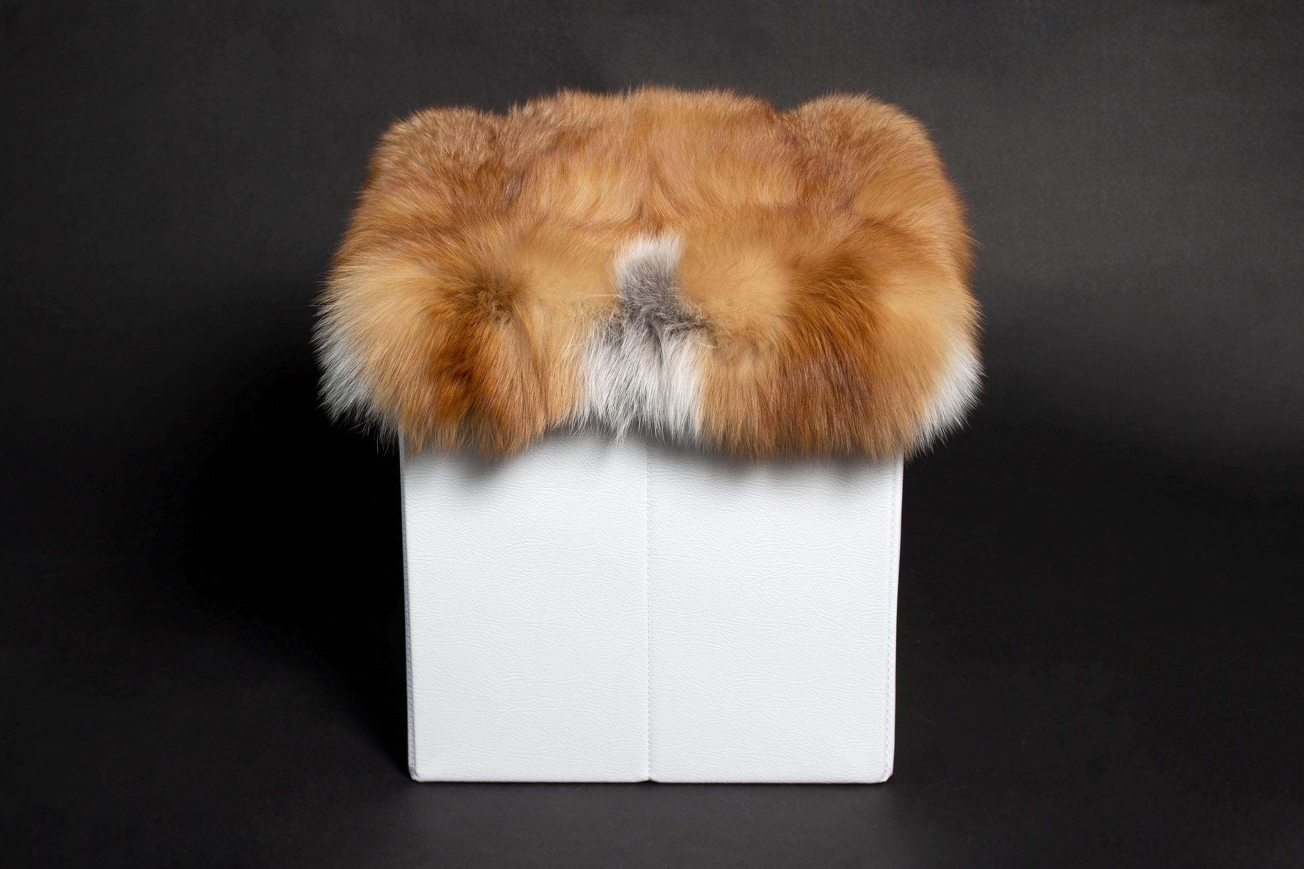 2-4592-Sitzhocker-kanadischem-Rotfuchs-Stauraum-Lars-Paustian Sitting Chair with Real Canadian Red Fox Fur