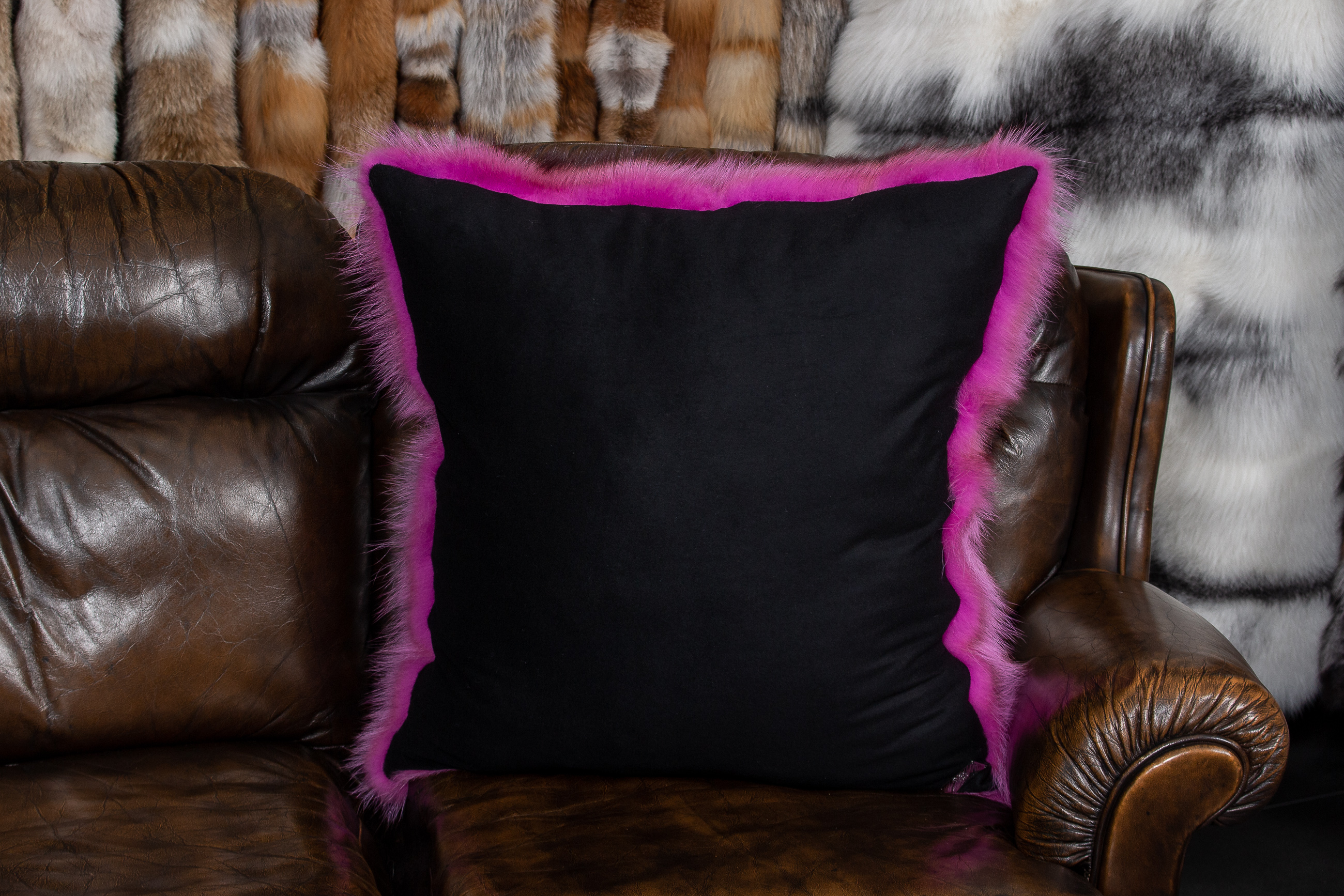 4-3390-Pinkes-Waschbaer-Echtpelz-Kissen-Lars-Paustian Pink Raccoon Fur Pillow - Real Fur