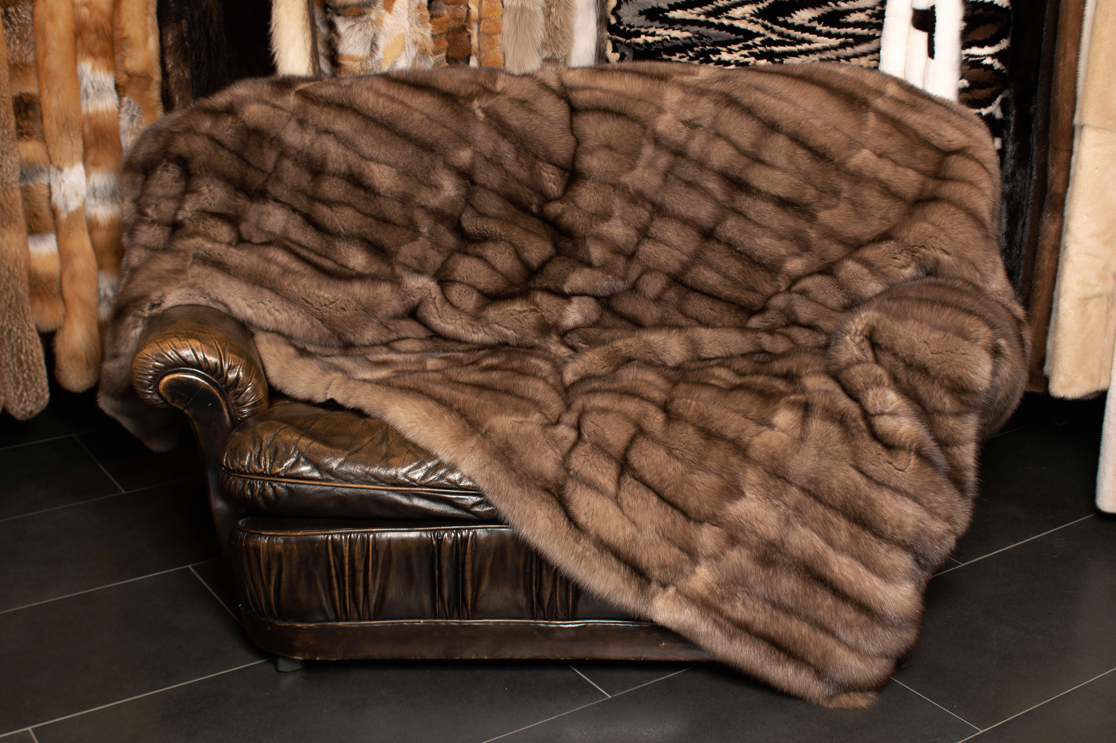 1-8870-Zobel-Pelzdecke-Russischer-Kolinsky-Abfuetterung-Echtfell-paustian Tortora Sable Fur Throw with Kolinsky Lining