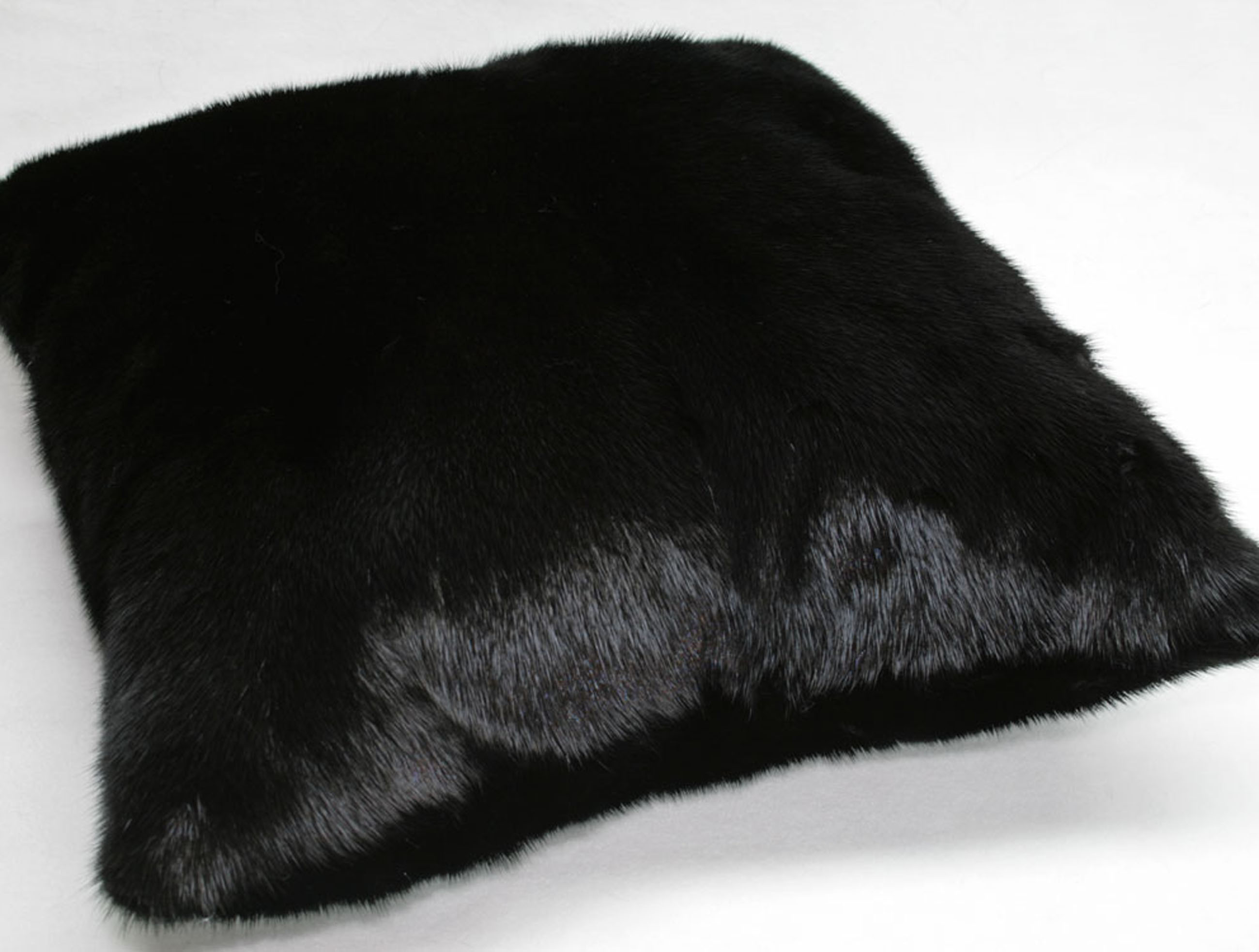 4-963-schwarzes-nerzkissen5757fc079e3e3 Mink fur pillow - fur on both sides