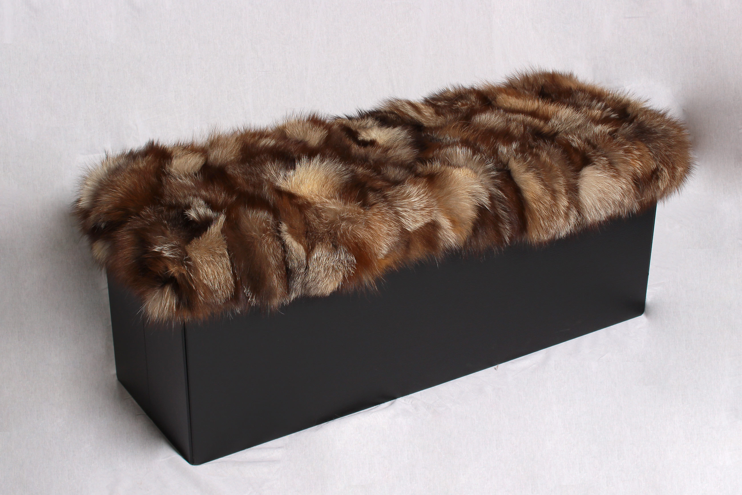 1-3370-Schwarzer-Ottoman-mit-braunen-Silberfuchsseiten-Lars-Paustian Special Sitting Cube with Silver Fox Fur