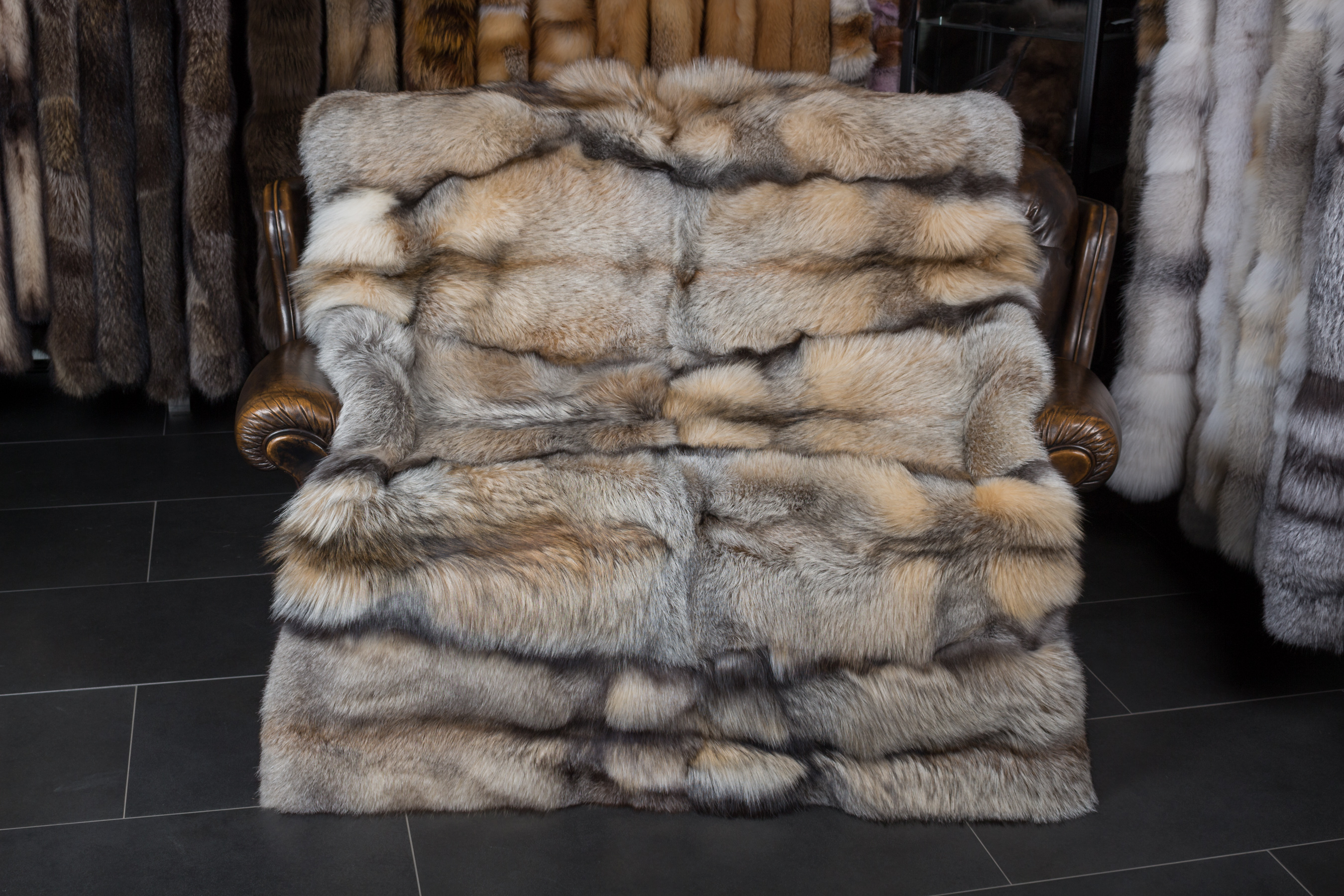 Smokey Fuchs Pelzdecke dunkelbeige (SAGA Fur)