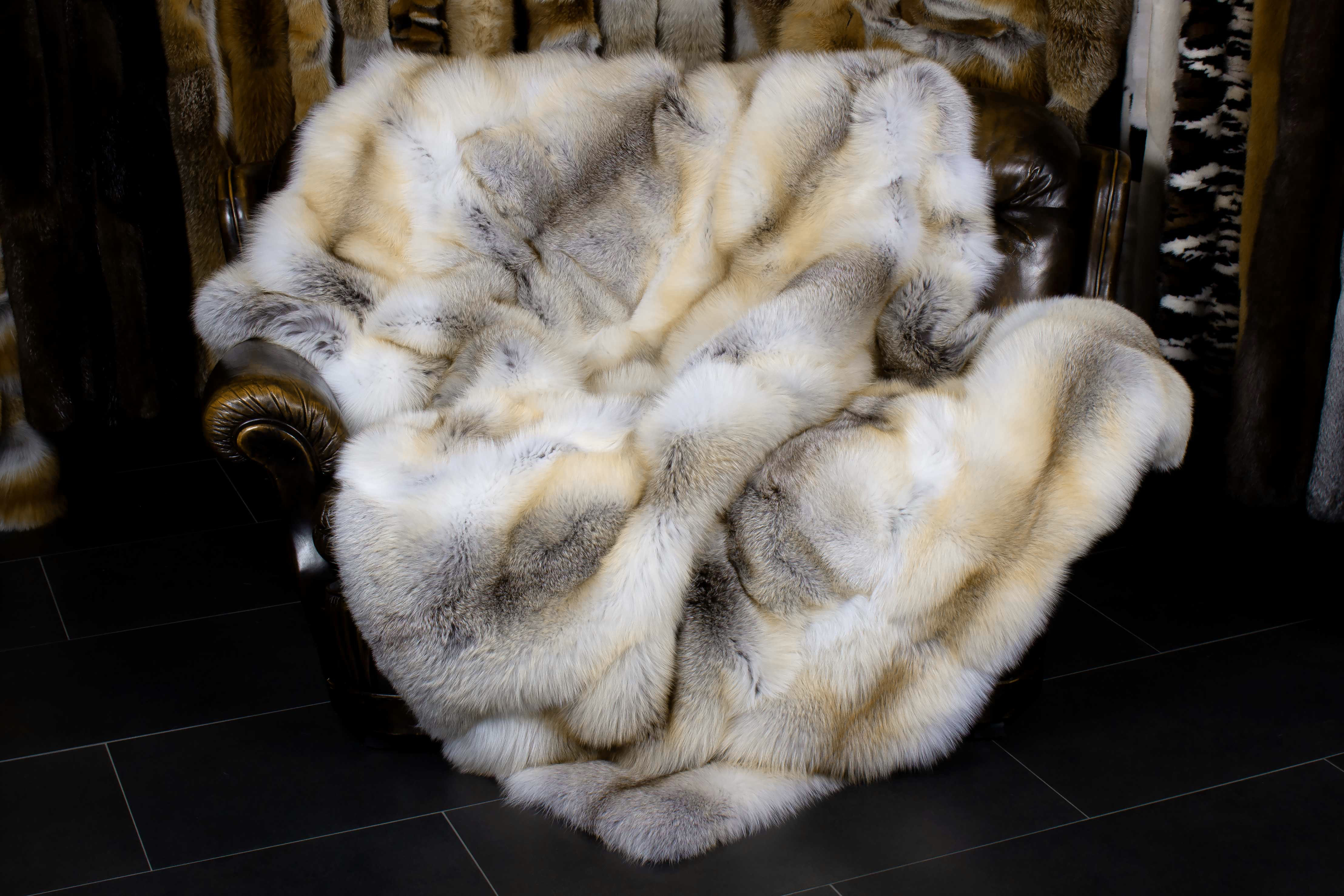 2-6555-H-Felldecke-Fawnlight-Fuchs-Caramell-Lars-Paustian Caramel colored Fur Blanket made of Fawnlight Fox