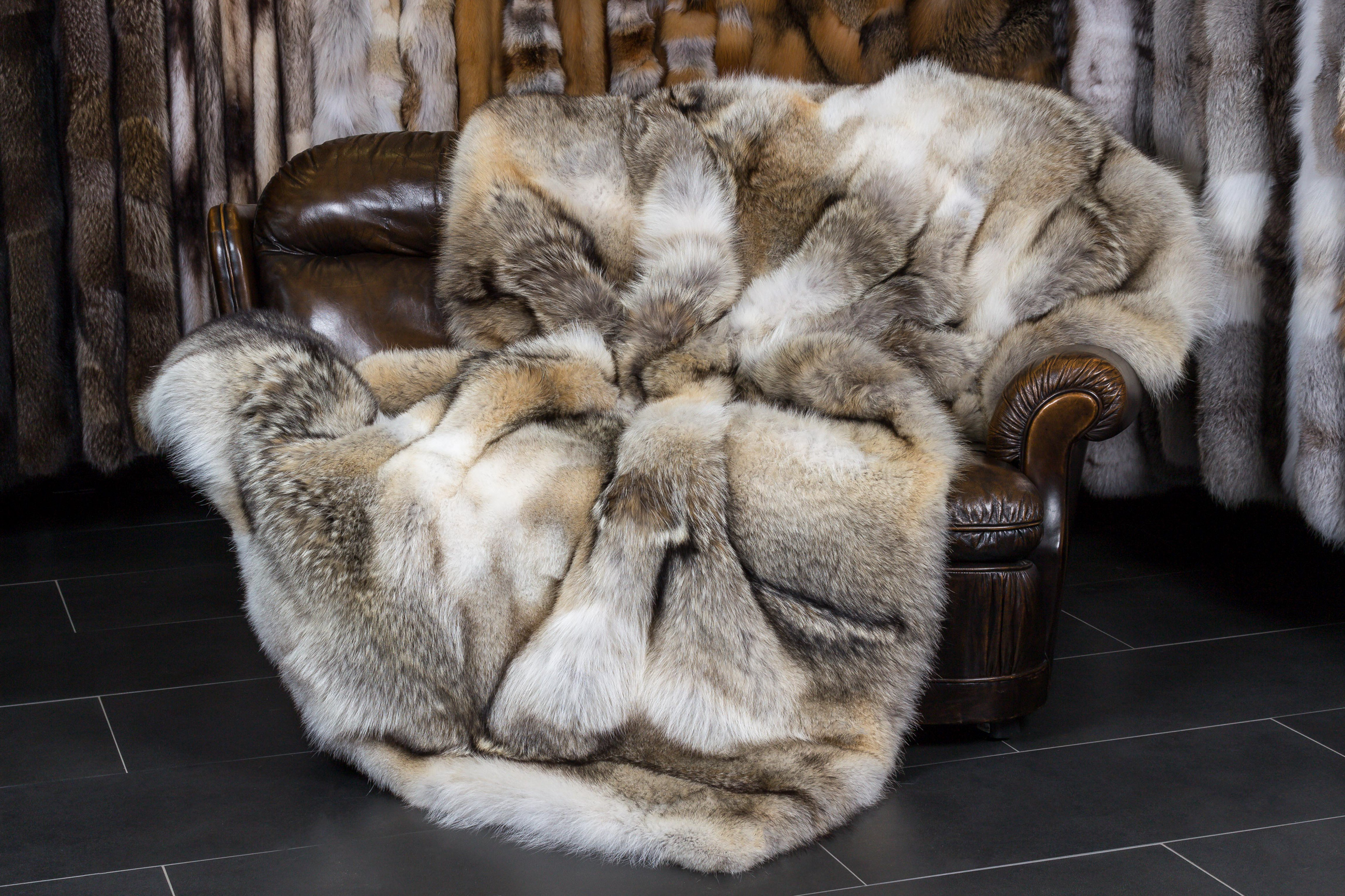 2-7396-Kanadische-Kojoten-Felldecke-Top-Lot-Award-2022-Echtfell Canadian Coyote Fur Throw - "Top Lot March"