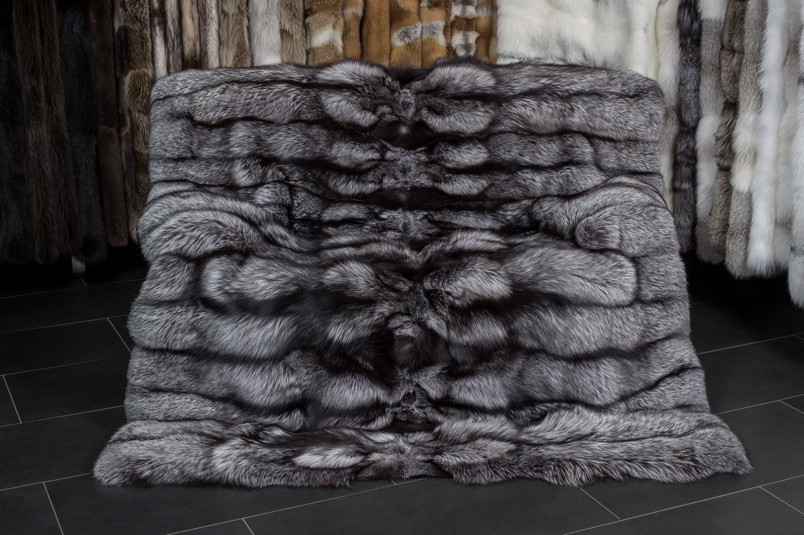 3-1391-Grosse-Silberfuchs-Pelzdecke-besonderer-Verarbeitung Large Silver Fox Throw with special processing