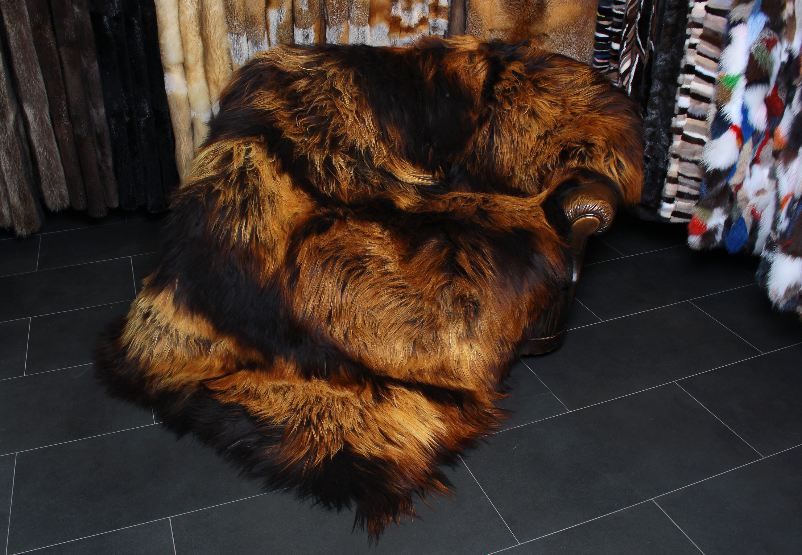 2-4021-Lammfelldecke-schwarz-beige Volominous Nordic Lamb Fur Blanket - Northland Sheep Skins