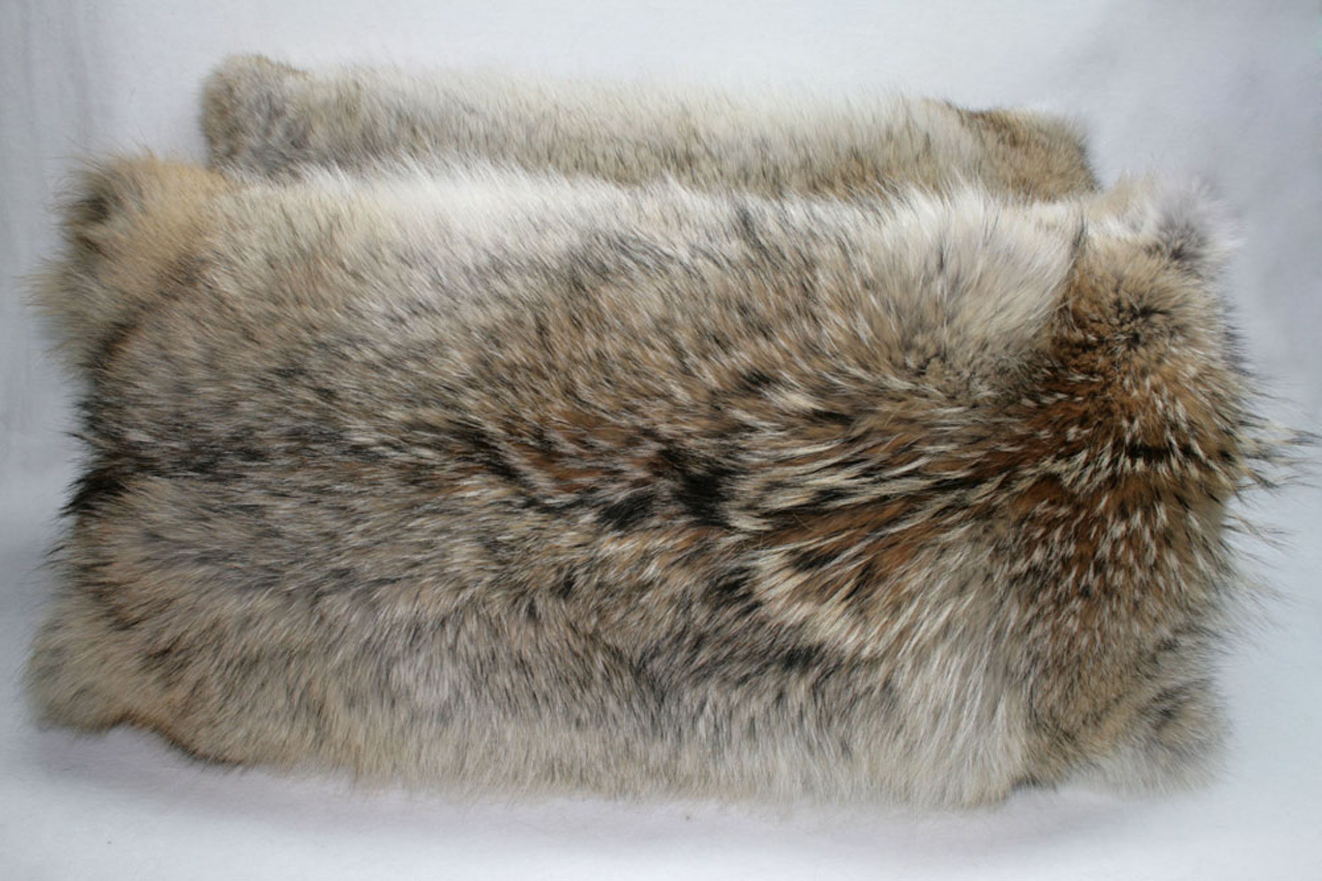 2-965-Kojotenkissen-kanadische-Felle Coyote fur pillow - double sided