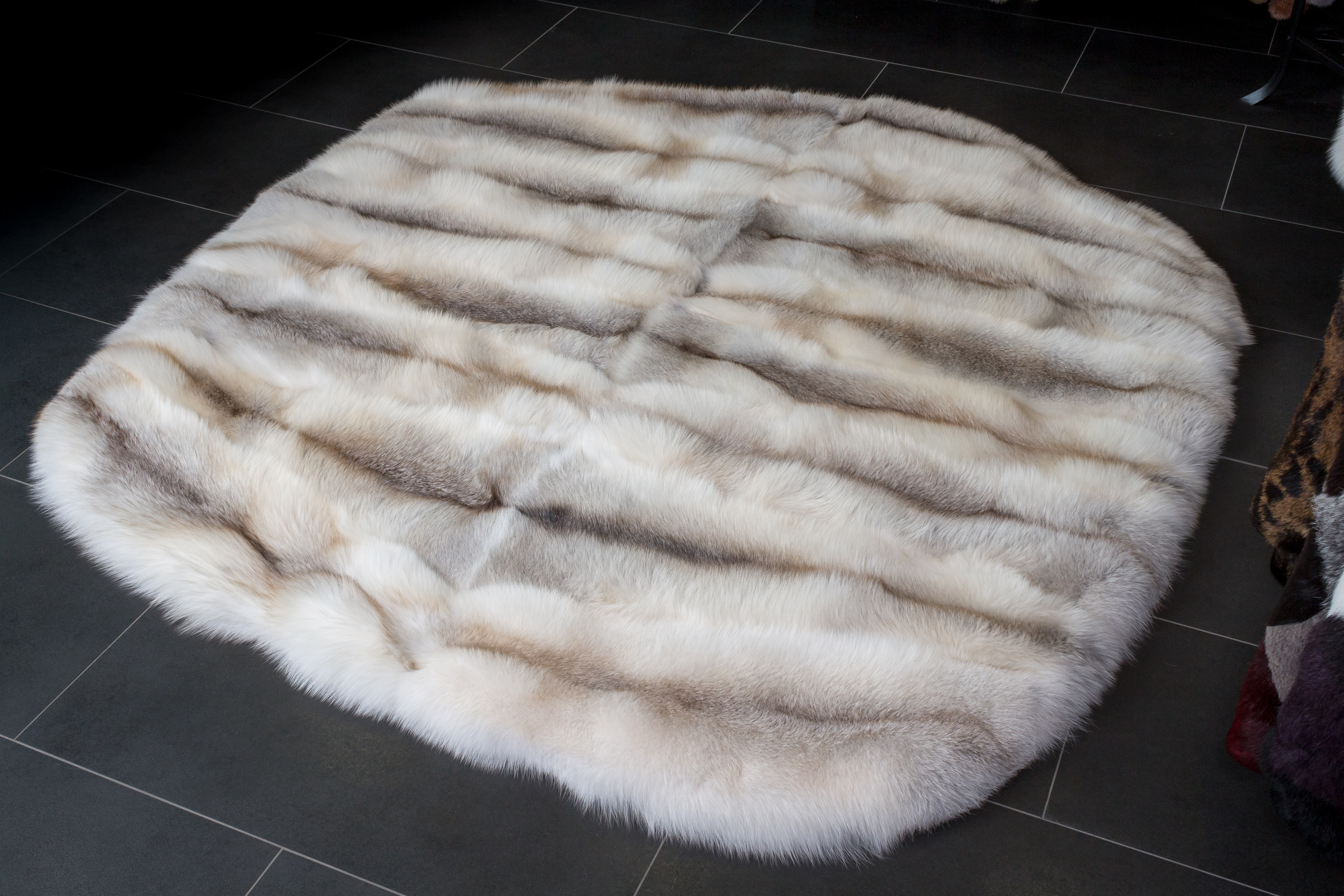 2-1727-Fawnlight-Fuchsfell-Teppich-Rund Fawnlight Fox Fur Rug - Round Shape