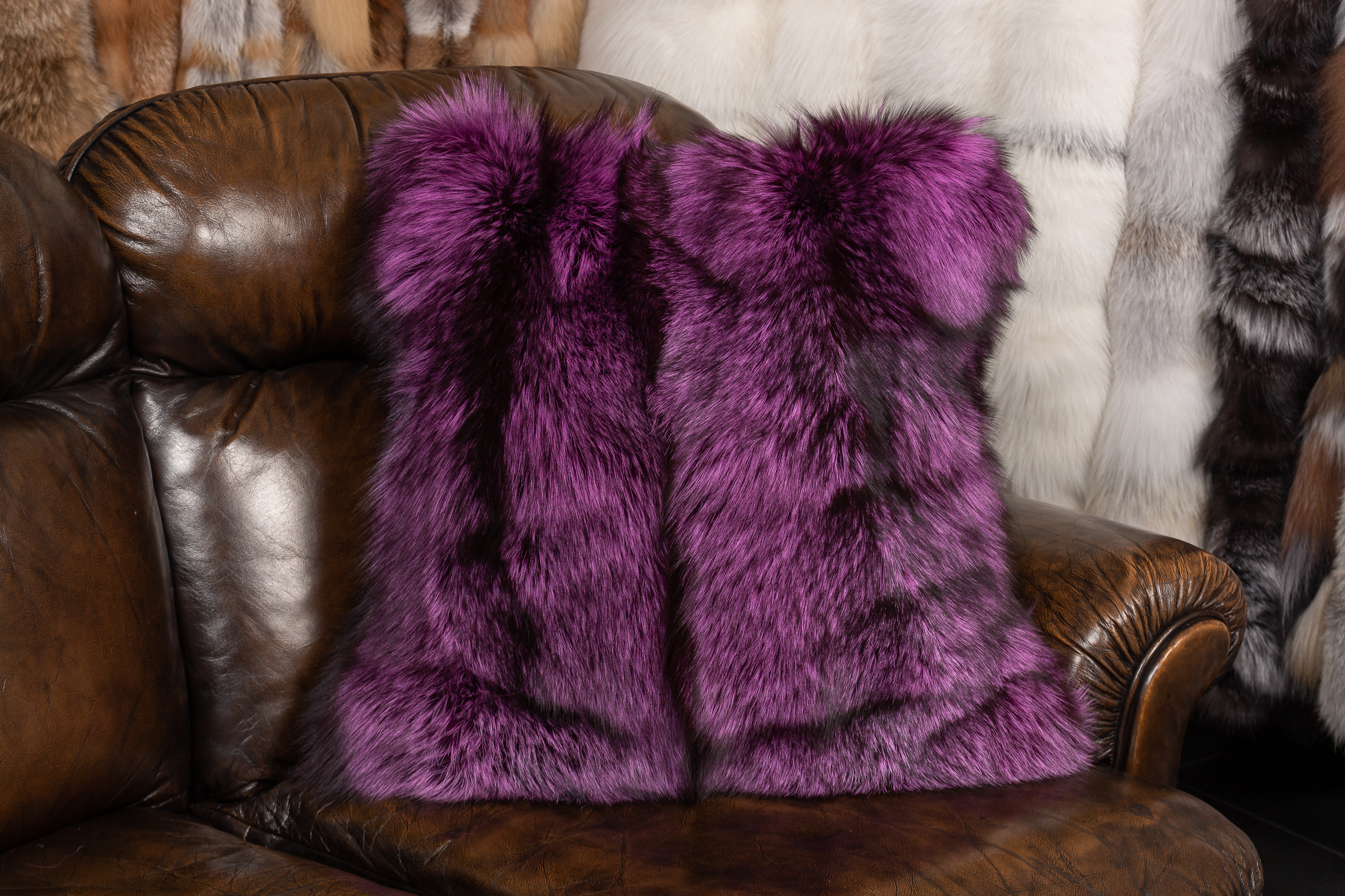 1-1863-Echtpelz-Kissen-aus-pinken-Silberf-chsen-Lars-Paustian Real Fur Cushion made with Pink Silver Foxes