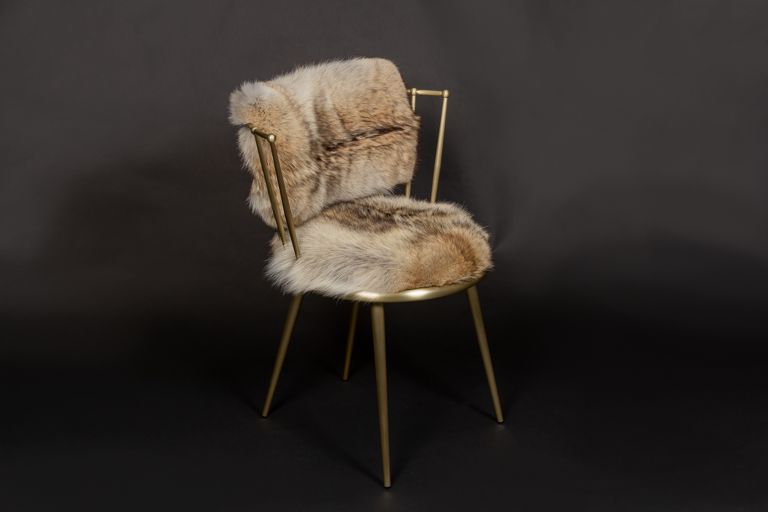 1-7100-Kanadische-Kojoten-Fellstuhl-Lars-Paustian Canadian Coyote Fur Chair