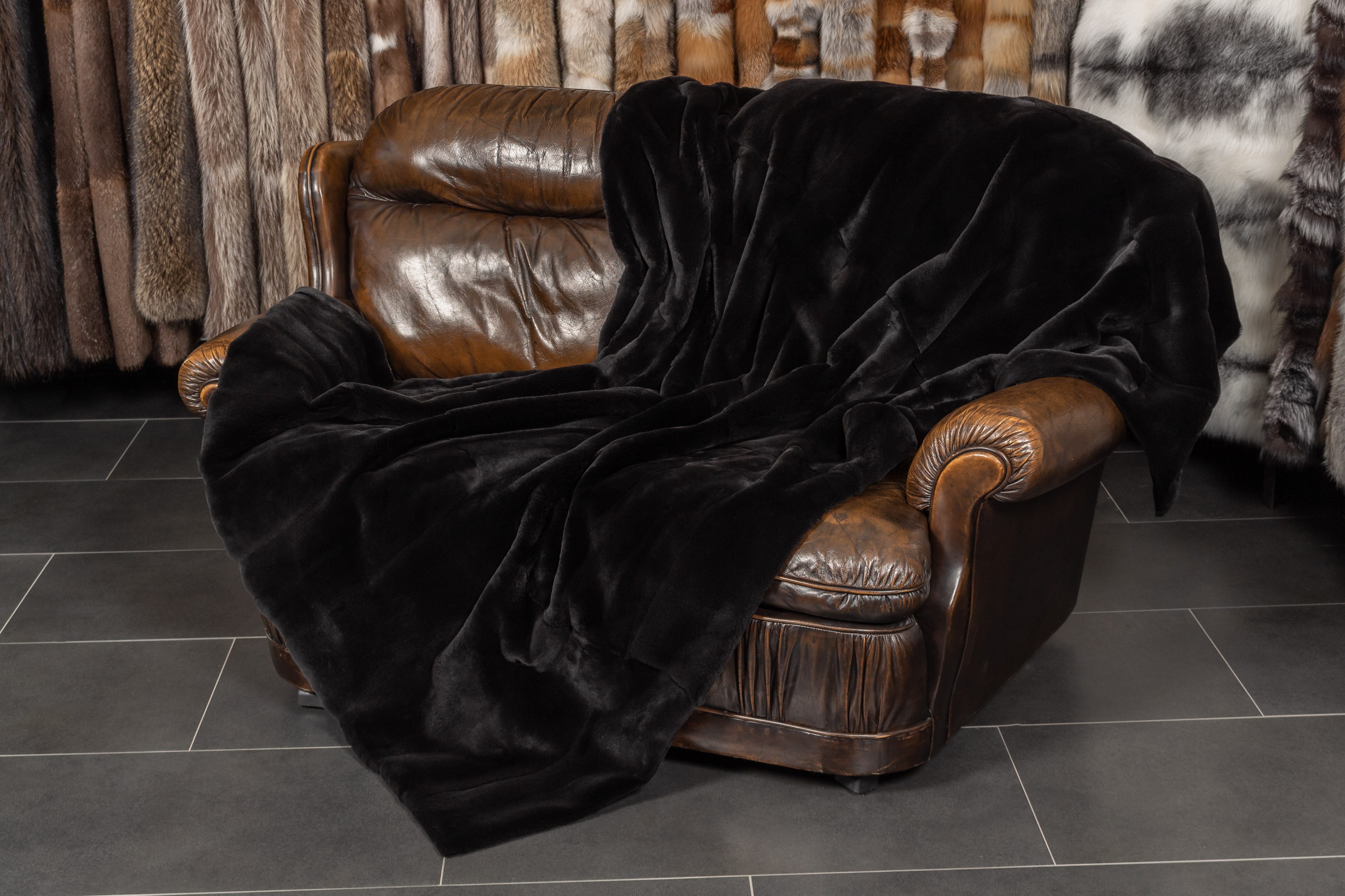1-6580-Echtpelz-Nerzdecke-gerupften-Nerzen-Schwarz-Lars-Paustian Real Mink Fur Blanket in Black