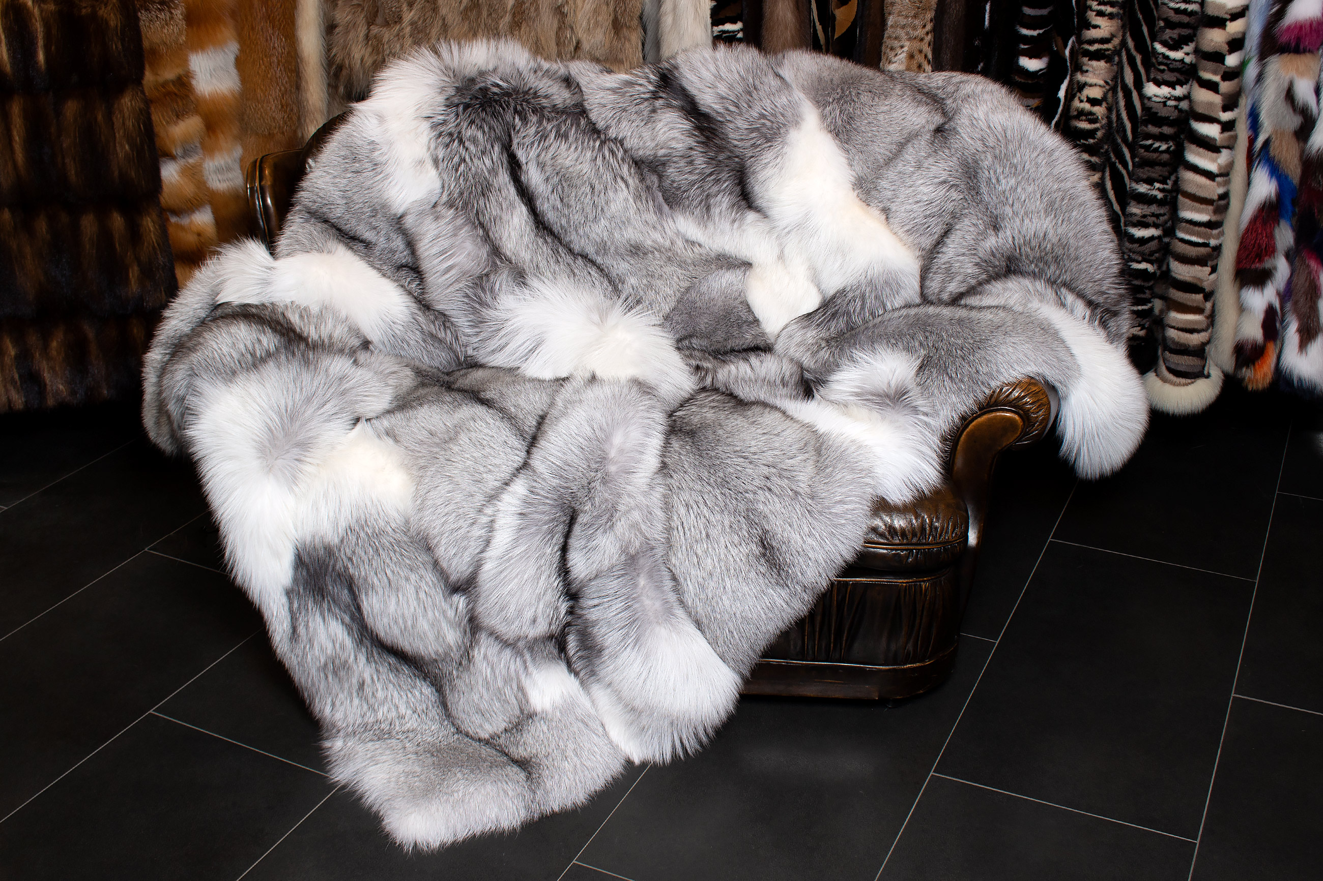 1-4133-besondere-platinum-Echtpelz-Kuscheldecke-Lars-Paustian Special Platinum Frost Fox Fur Blanket - TOP LOT 2019