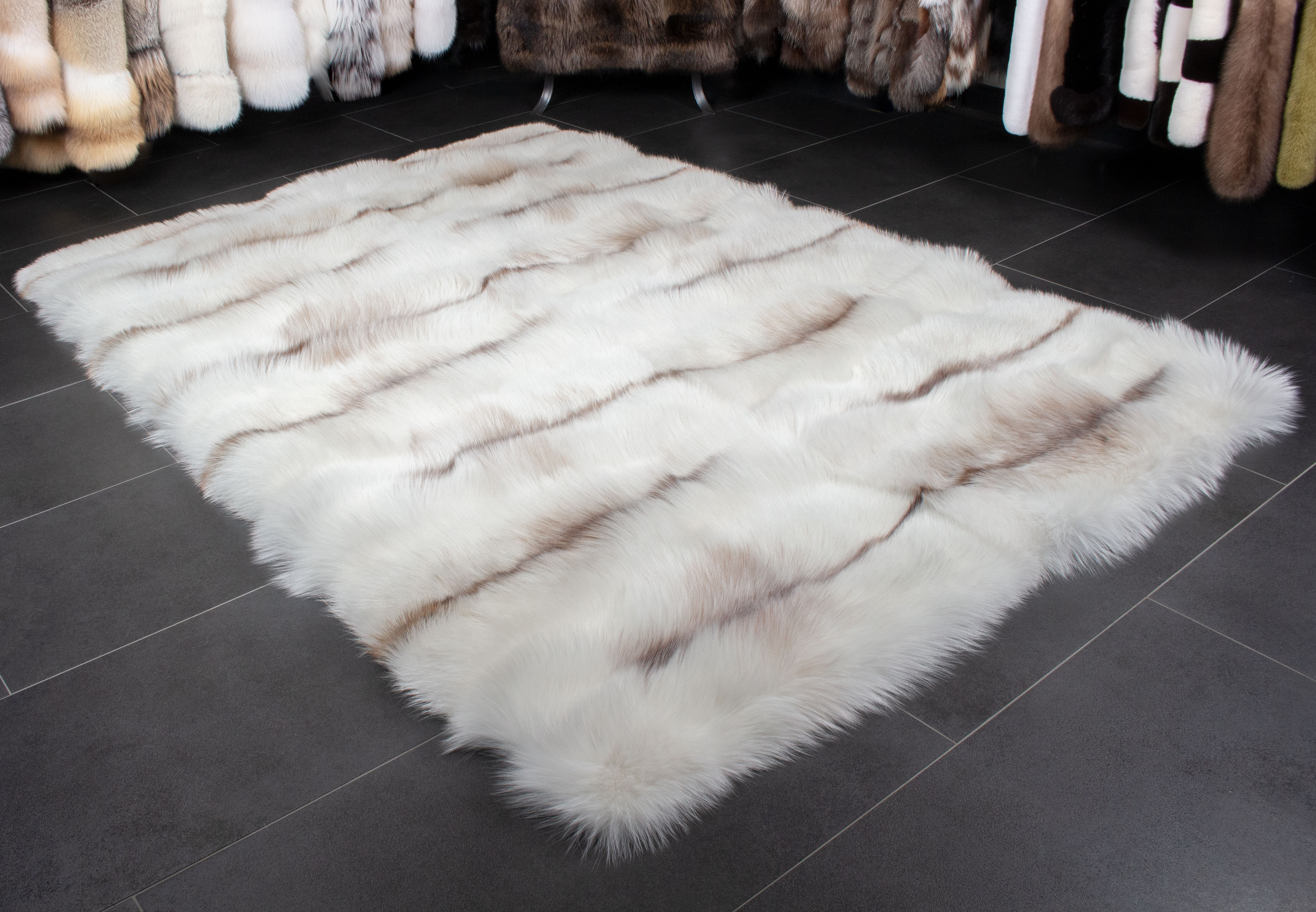 1-7178-Sun-Glo-Fuchs-Pelzteppich-Felllauefer-Lars-Paustian Sun Glo Fur Carpet