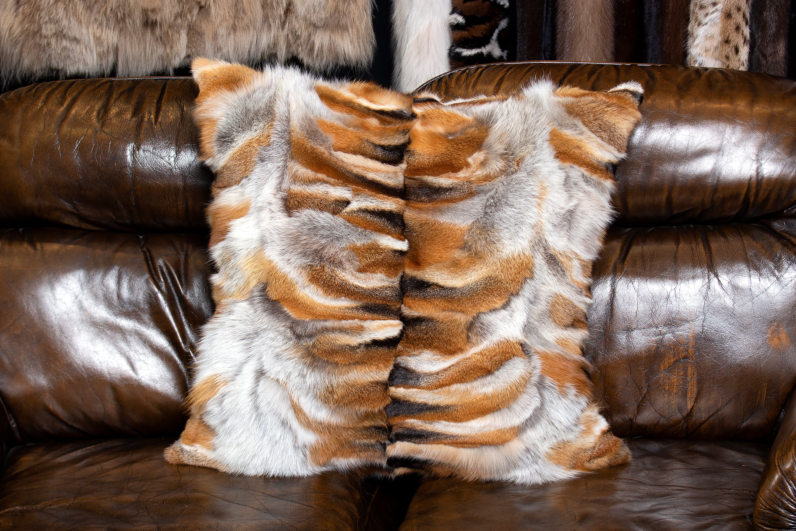 3-2742-Rotfuchspfoten-Fellkissen-Echtpelz-Light-Type-Paustian European Red Fox Sides Fur Pillow - Fur on both sides