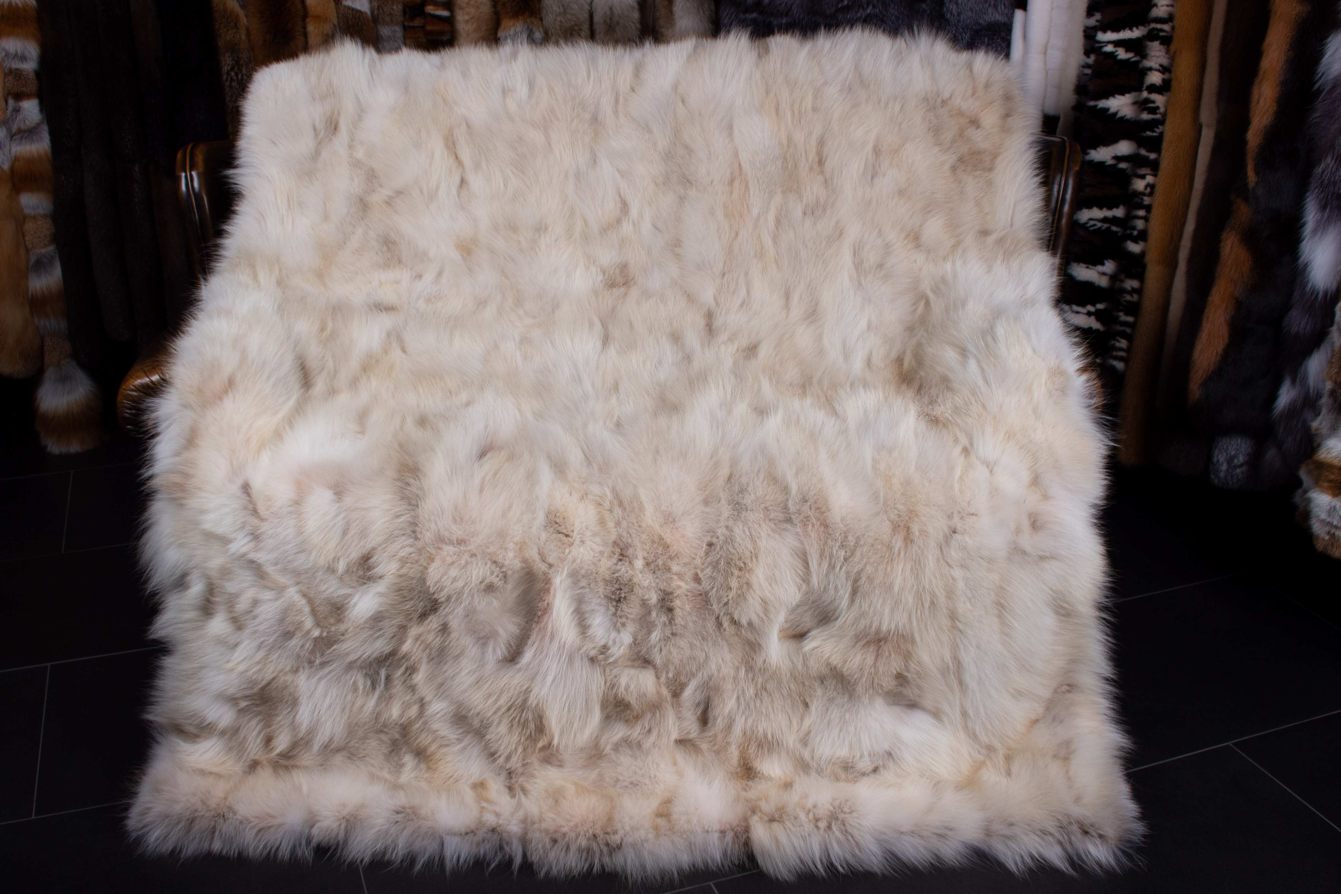 2-2239-Kojoten-Pelzdecke-Kanadischen-Kojotenseiten-Lars-Paustian Fur Throw Made of Canadian Coyote Sides