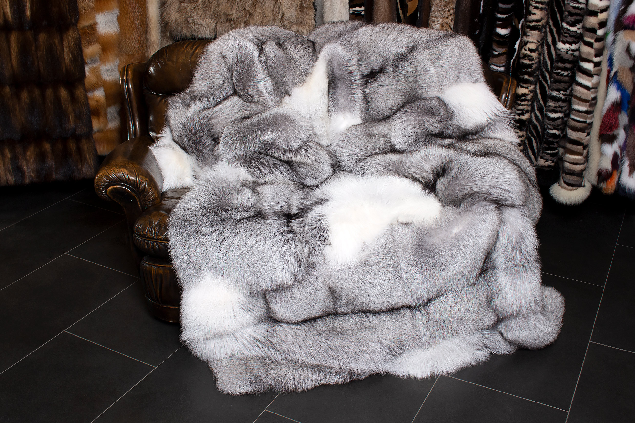 5-4133-besondere-platinum-Echtpelz-Kuscheldecke-Lars-Paustian Special Platinum Frost Fox Fur Blanket - TOP LOT 2019