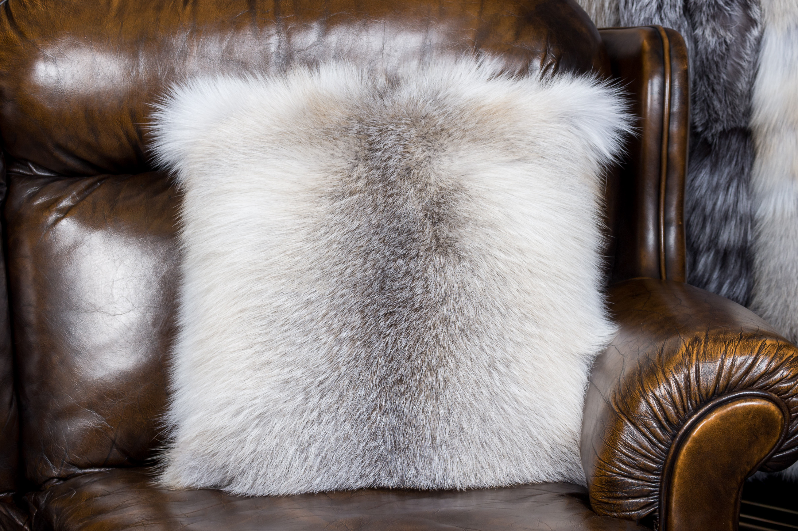 1-1745-Fawnlight-Fuchs-Fellkissen-beidseitig-Fell Fawnlight Fox Fur Pillow Fur on both Sides