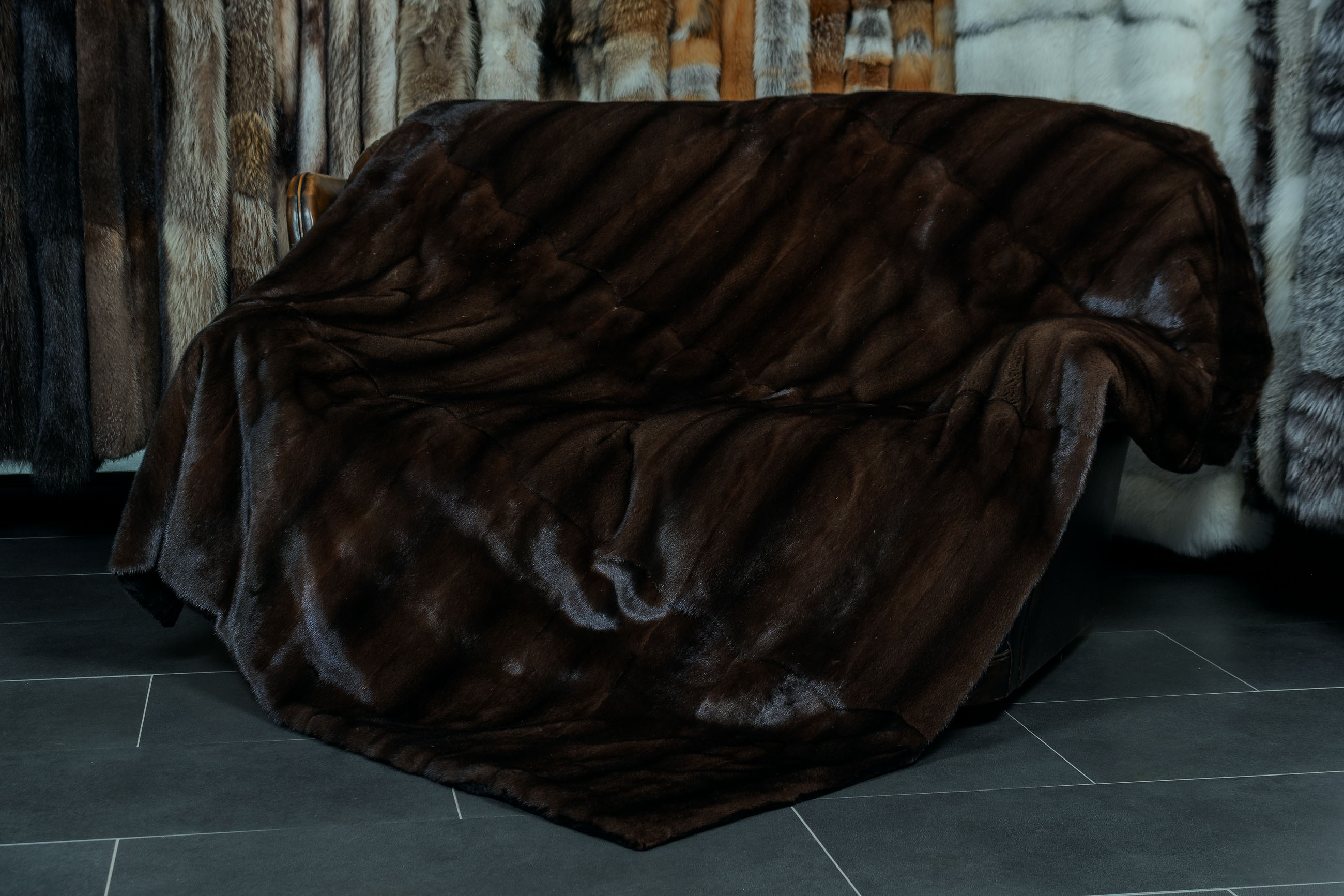 1-7609-Mahagoni-Nerz-Pelzdecke-Schwarzem-Kolinsky-Rueckfuttertex9d1vnryiv0 Mahogany Mink Fur Blanket with Black Weasel Lining