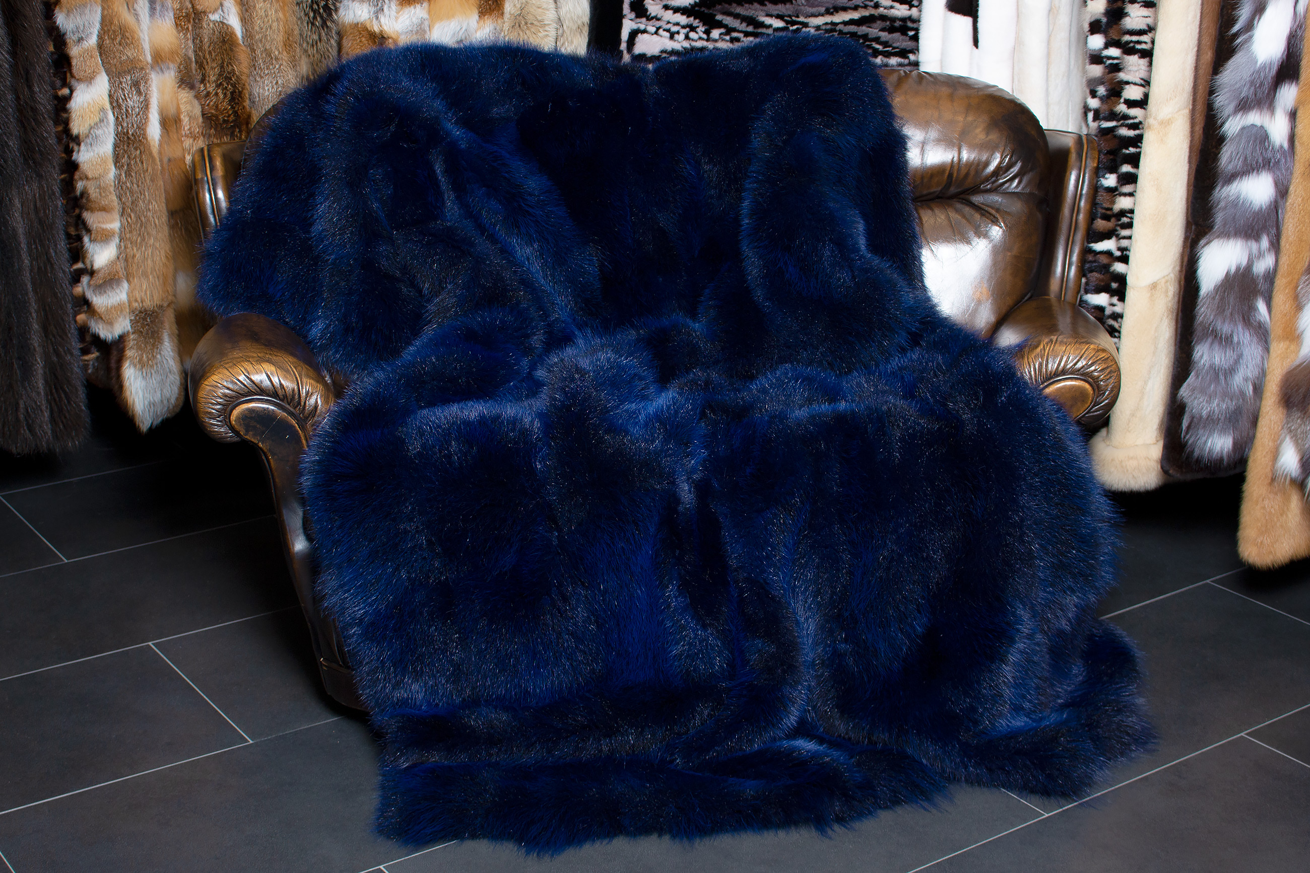 2-1740-Opossum-Pelzdecke-Dunkelblau-Lars-Paustian-Pelze Genuine Possum Fur Throw in Ocean Blue - Wild Fur