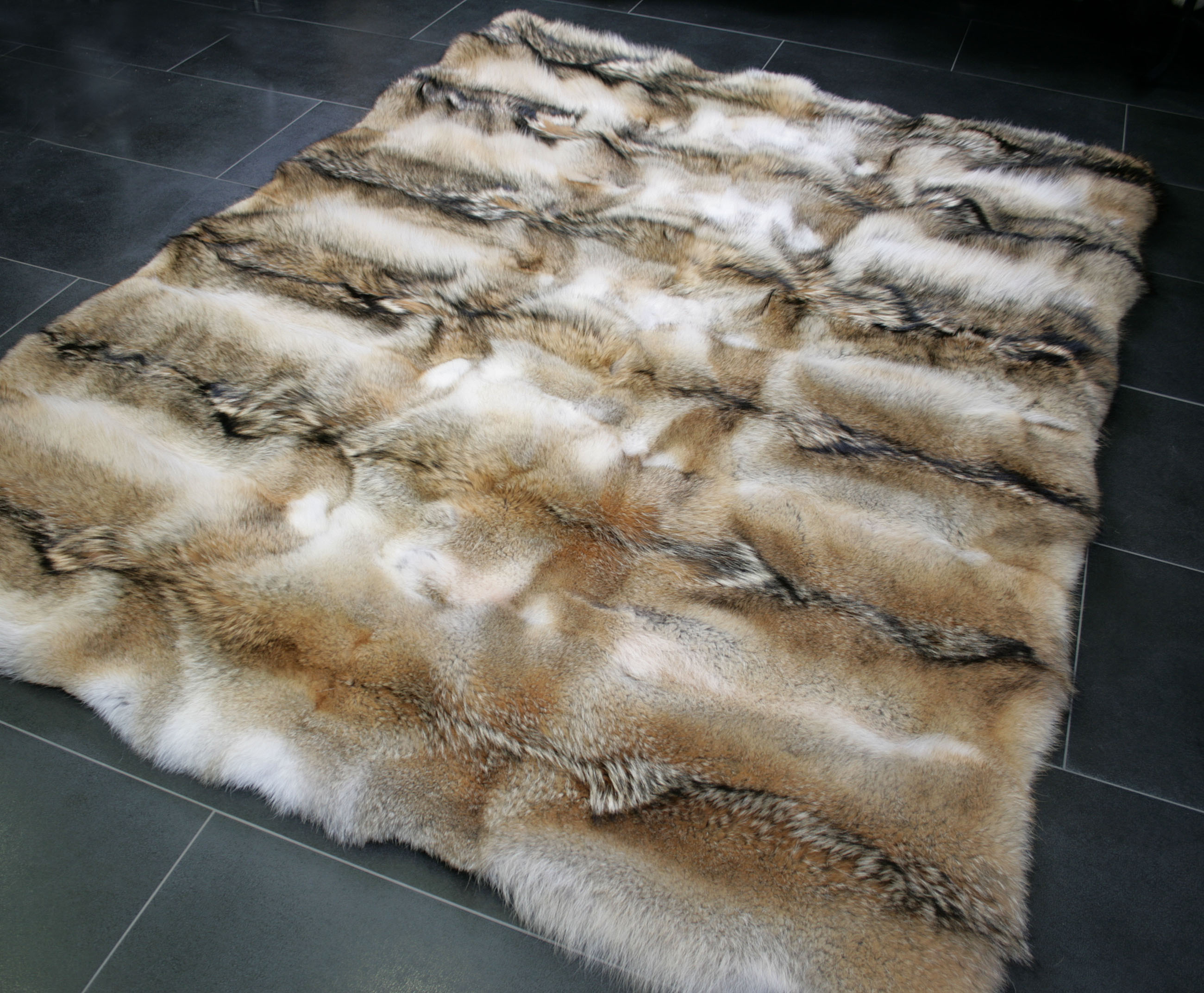 kojote-teppich-naturell-3 Rustic fur carpet from northamerican coyote skins
