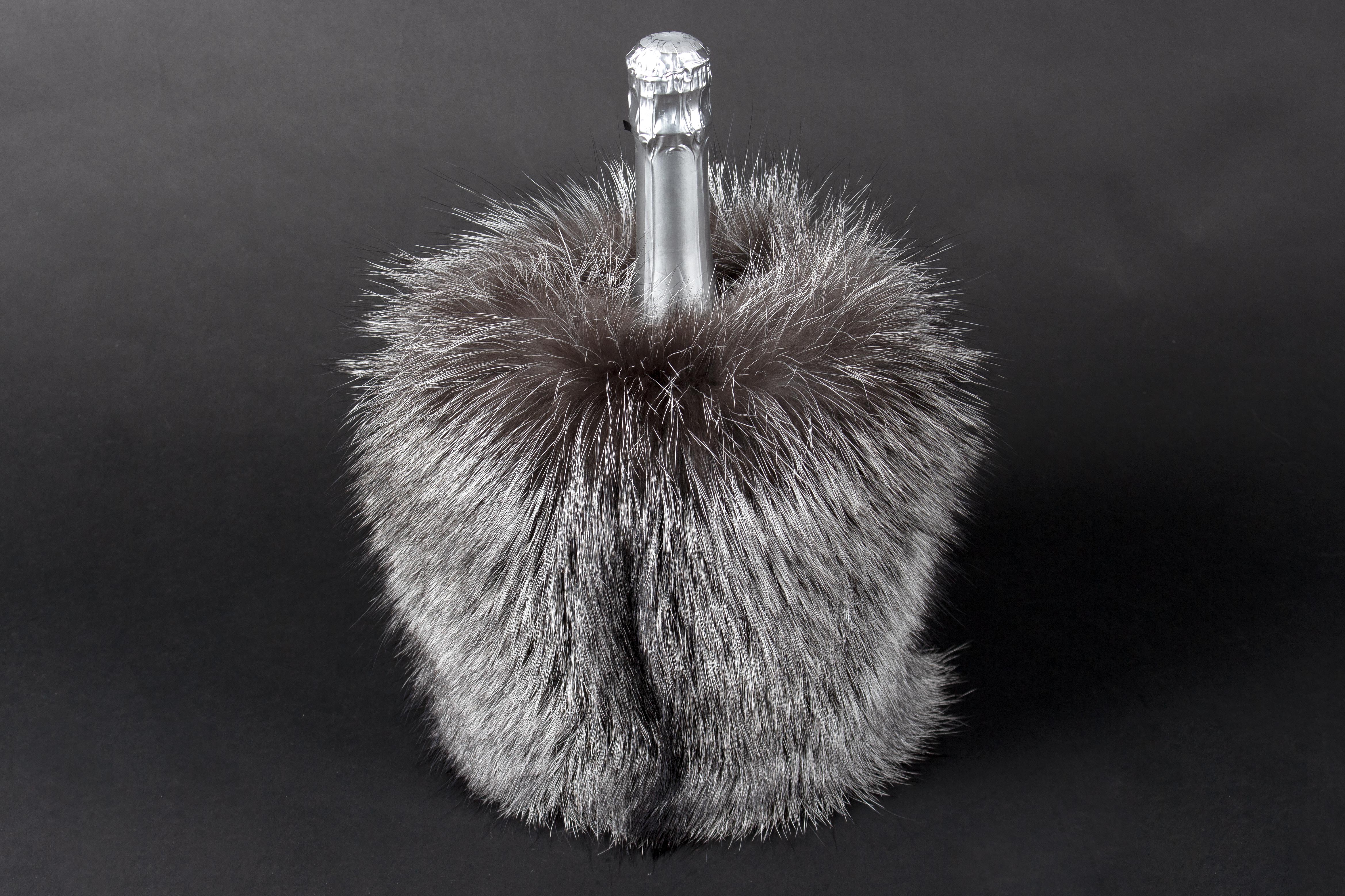 1-7000-Sekt-Husse-Silberfuchs-Echtfell-Echtpelz-Lars-Paustian Wine Chiller from Scandinavian Silverfox Skins