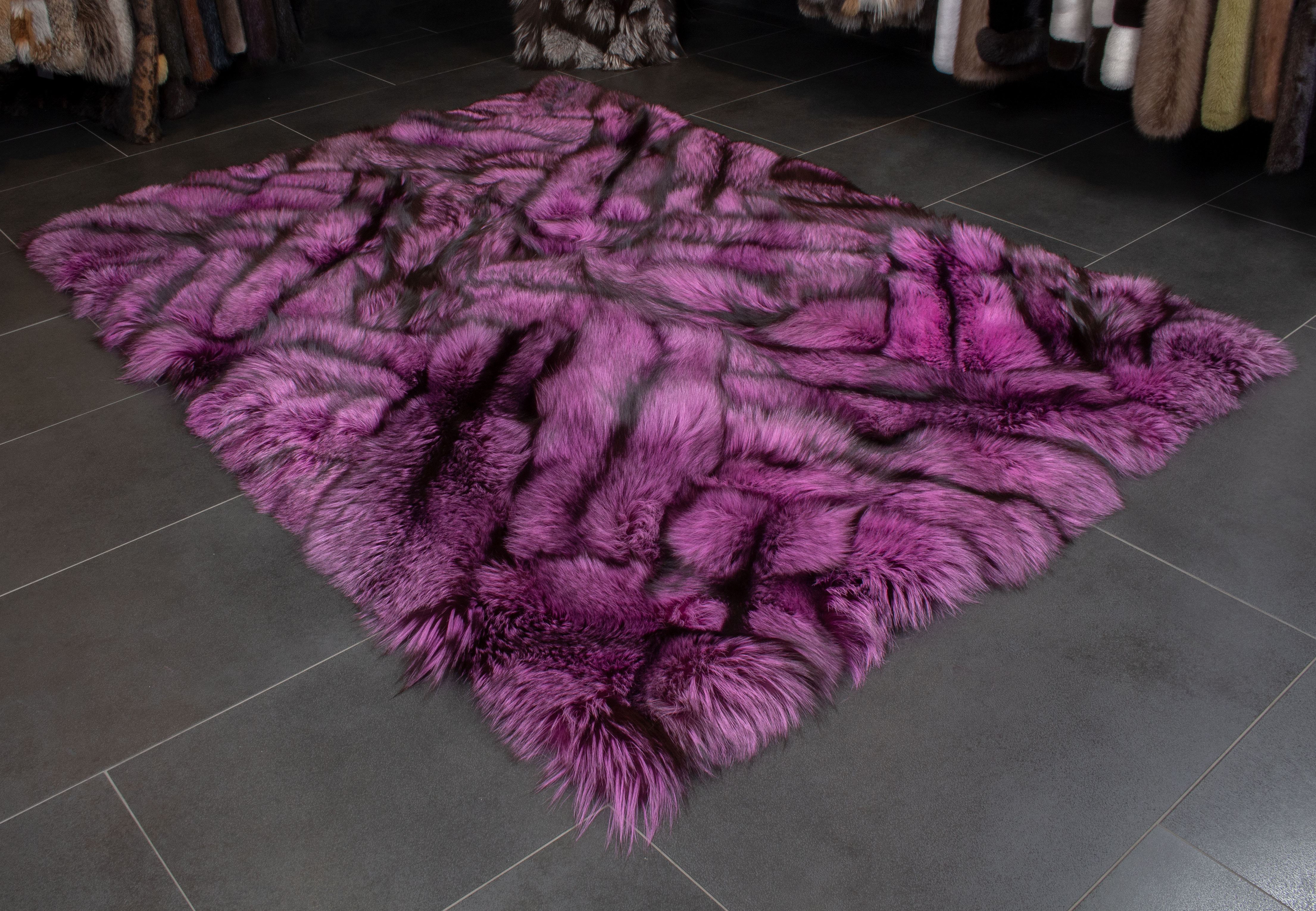 1-5690-Fellteppich-Silberfuchs-lila-Echtes-Fell Silver Fox Rug in purple