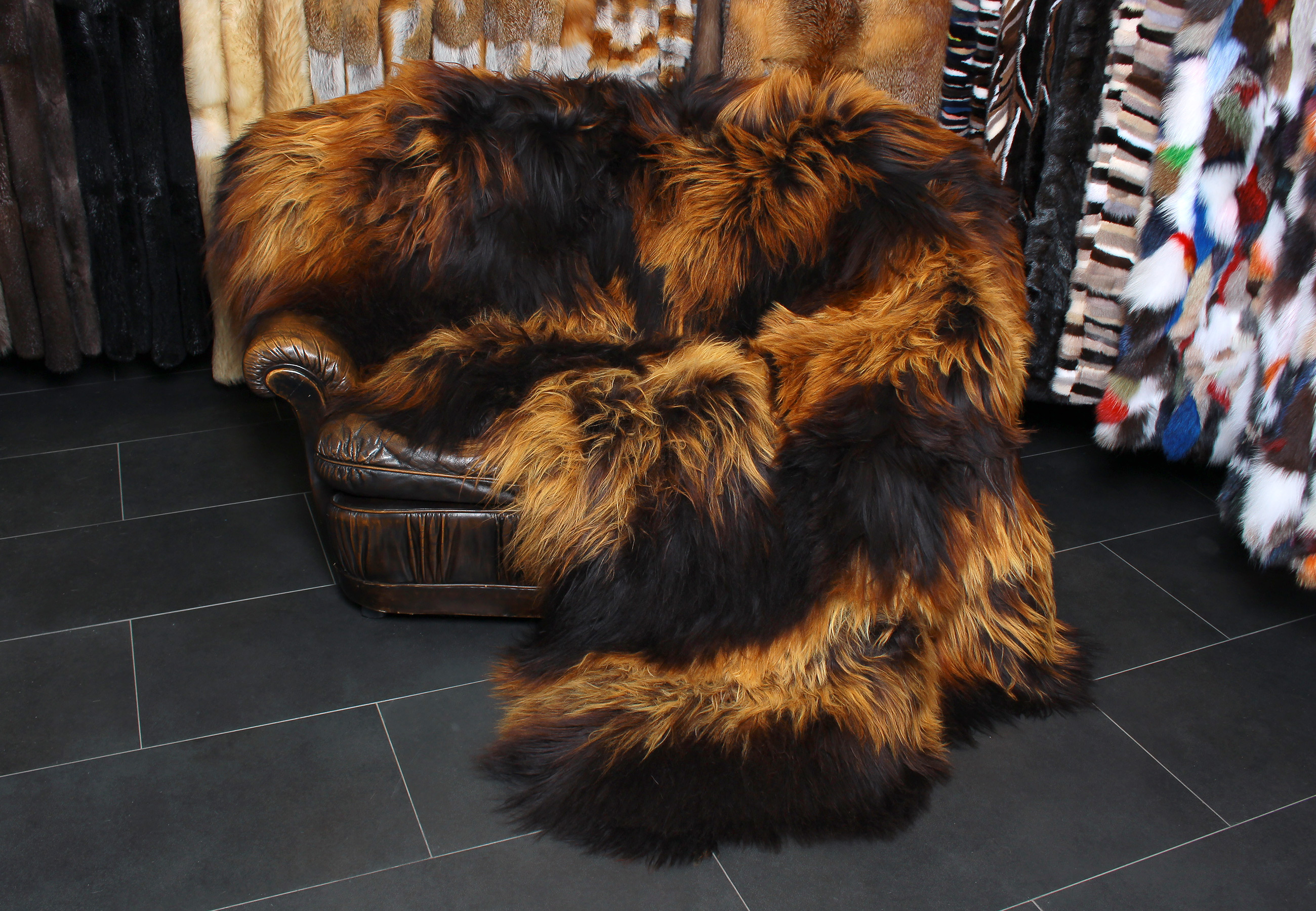 1-4021-Lammfelldecke-schwarz-beige Volominous Nordic Lamb Fur Blanket - Northland Sheep Skins