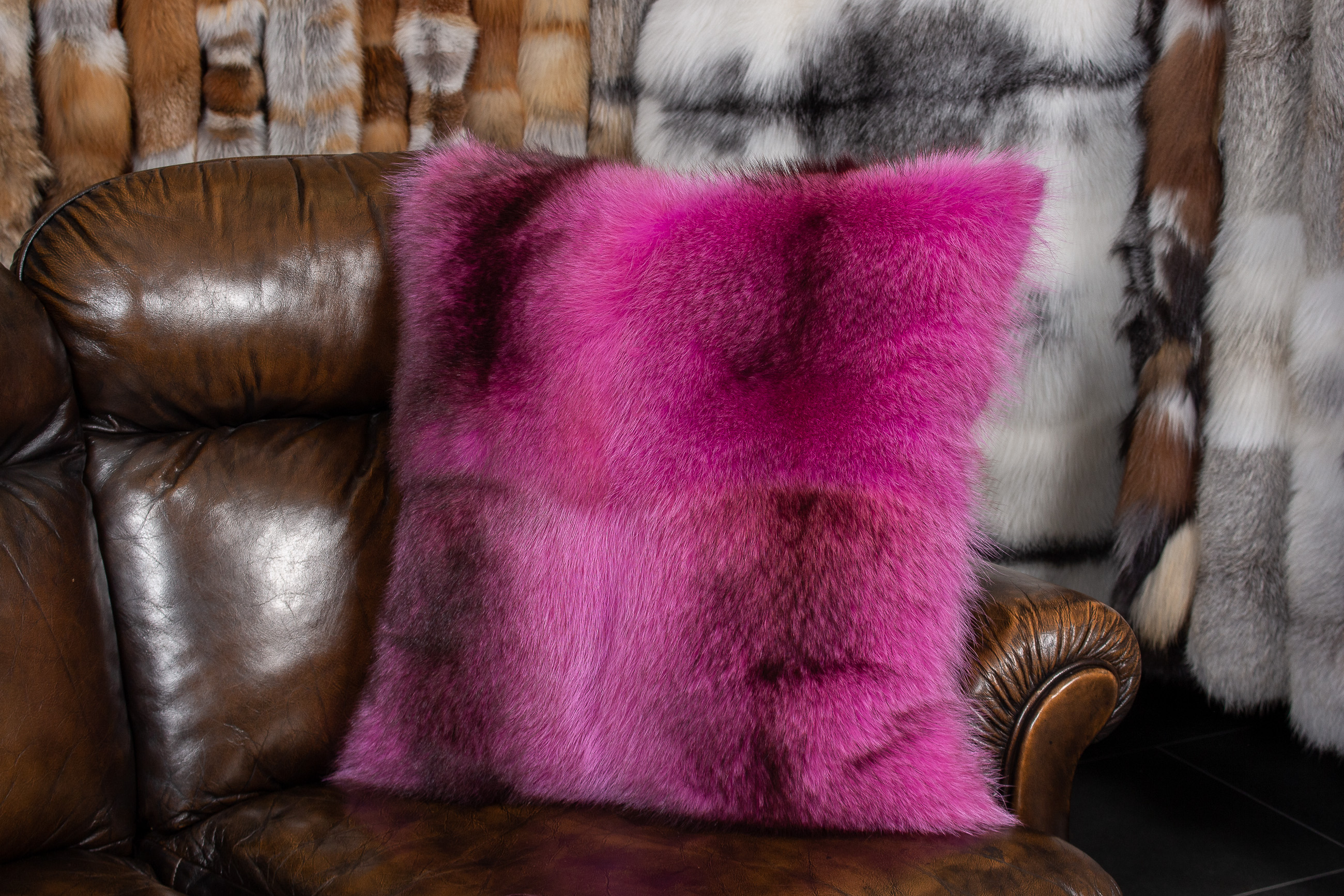 1-3390-Pinkes-Waschbaer-Echtpelz-Kissen-Lars-Paustian Pink Raccoon Fur Pillow - Real Fur